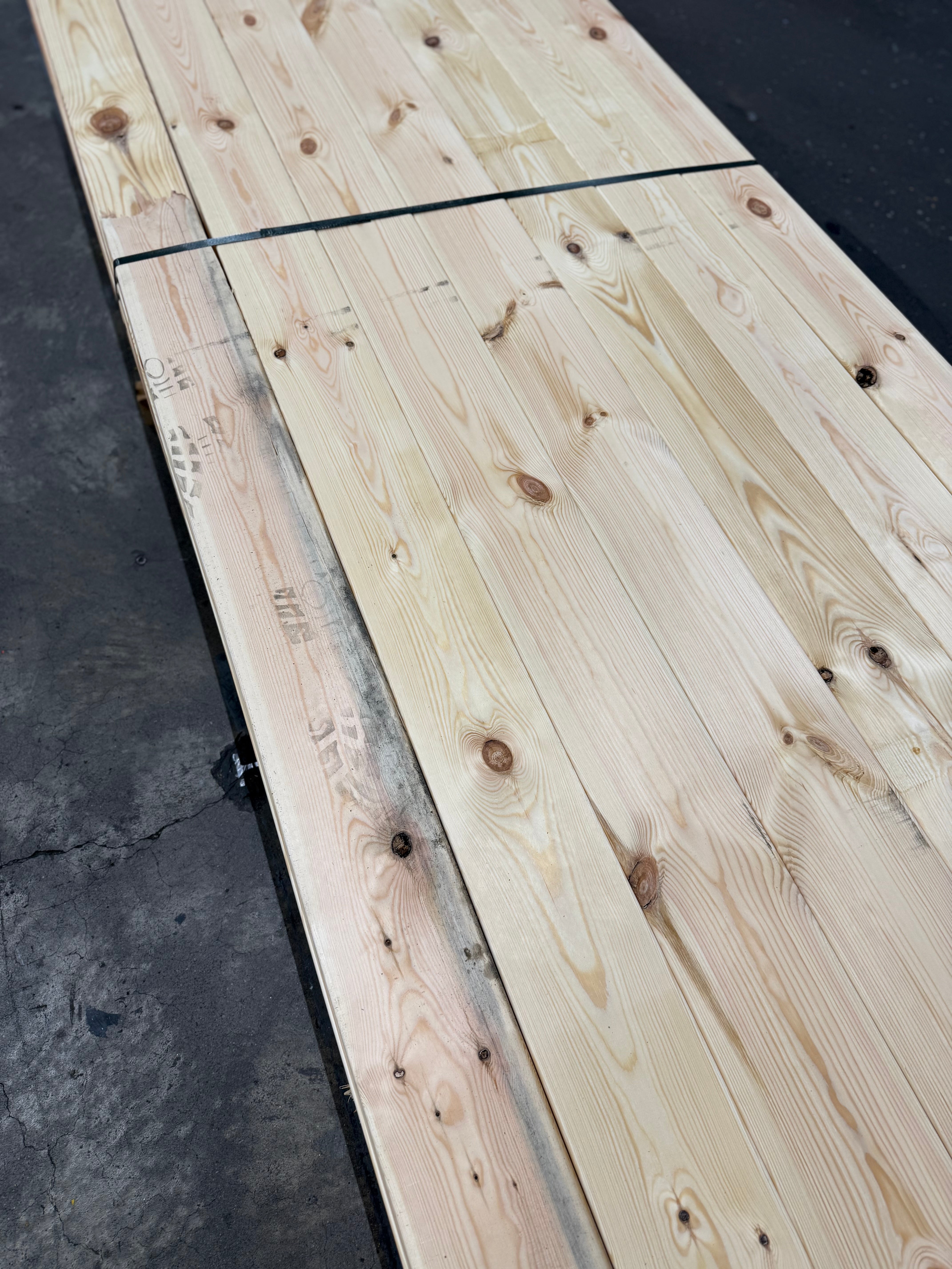 Paket Hyvlade Rillade Brädor 27x145mm (Furu) B- sortering