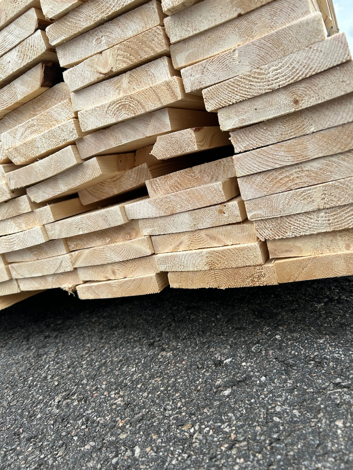 Parti Finsågade Brädor 22x120 mm – 3.60–4.80 m (Andra sortering)