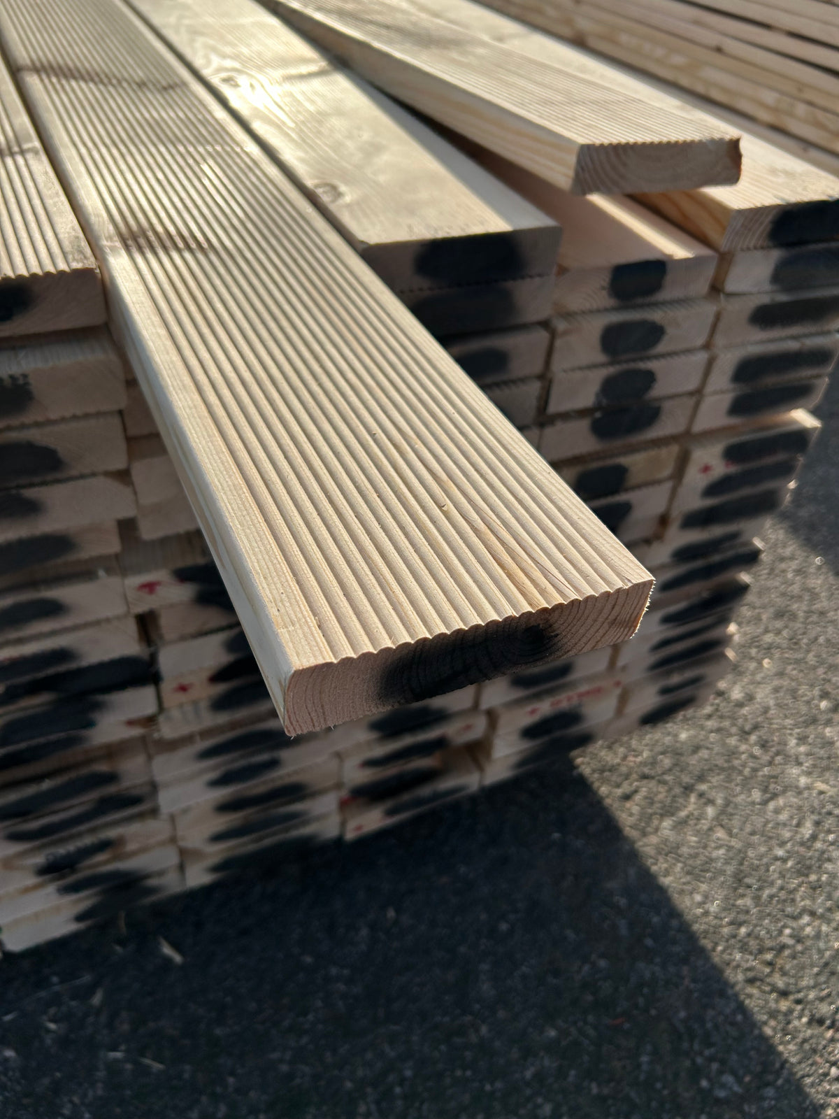 Paket Obehandlad Rillad Furu Trall 28×120 mm (4,50 m) 135 st