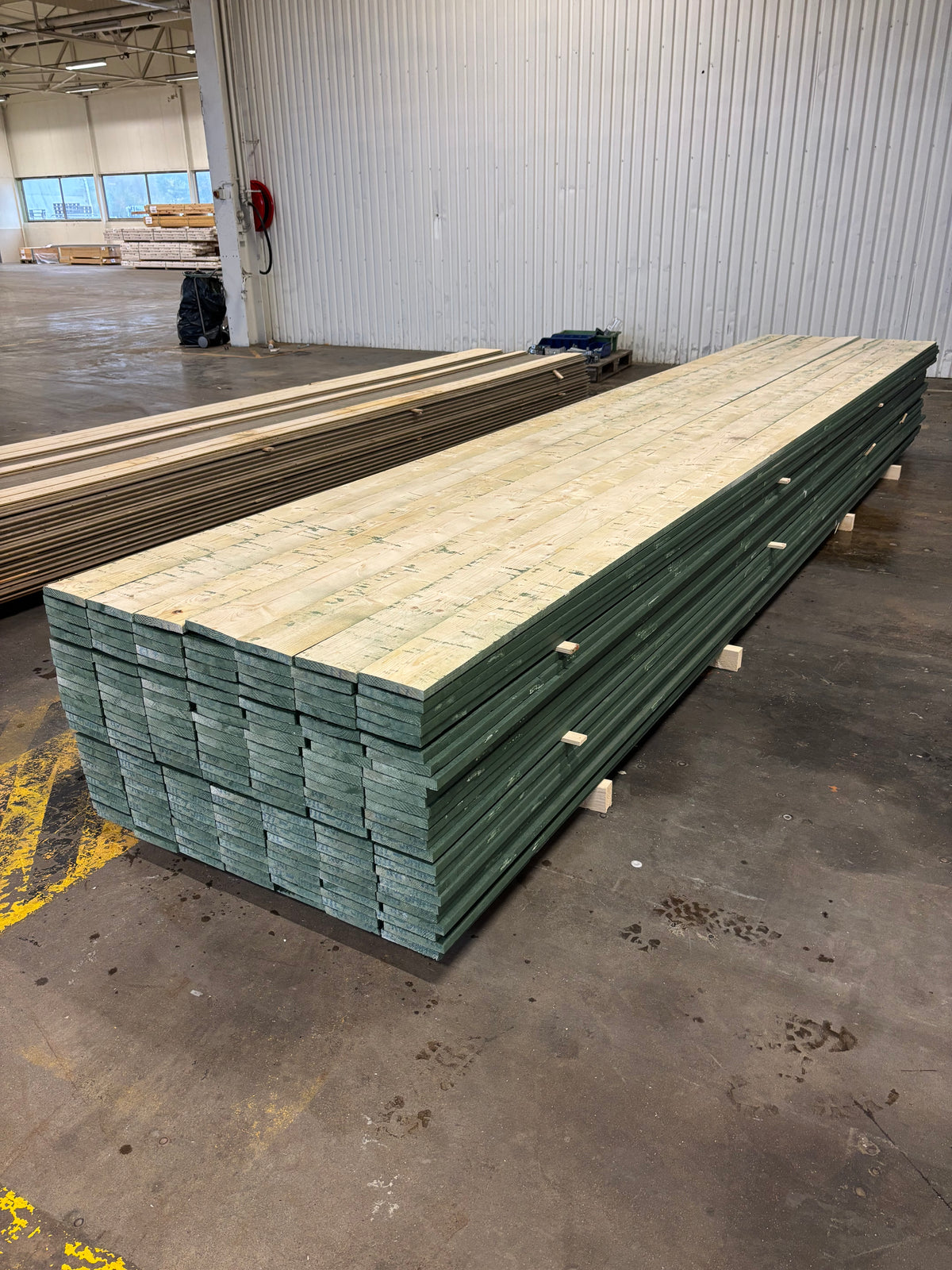 Paket Finsågade Brädor 22×145 mm Mellanstrukna 5,40 m – 175 st