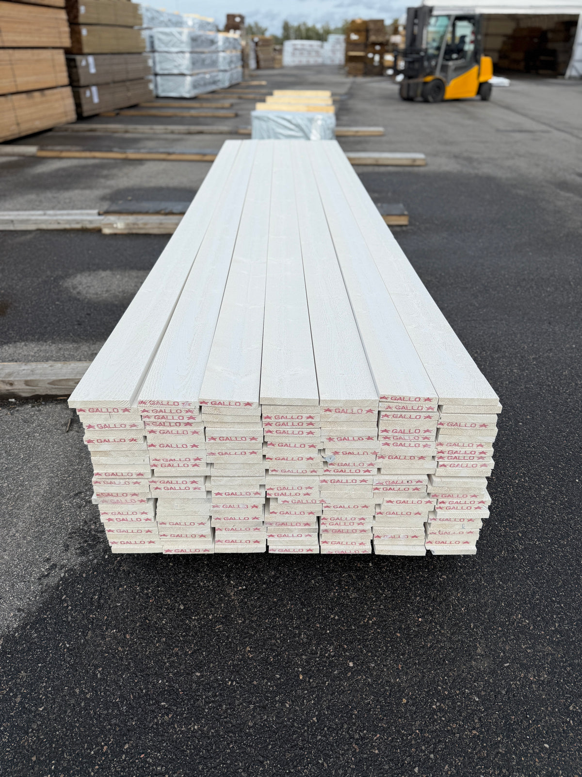 Finsågade Brädor 22x145mm 4,50m – Grundmålade (Säljs per styck)