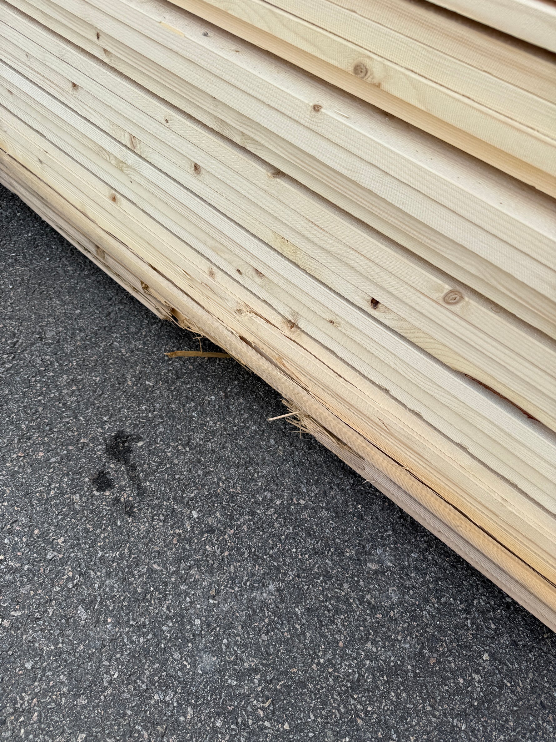Parti Finsågade Brädor 22x120 mm – 4,20–5,40 m (Andra sortering)
