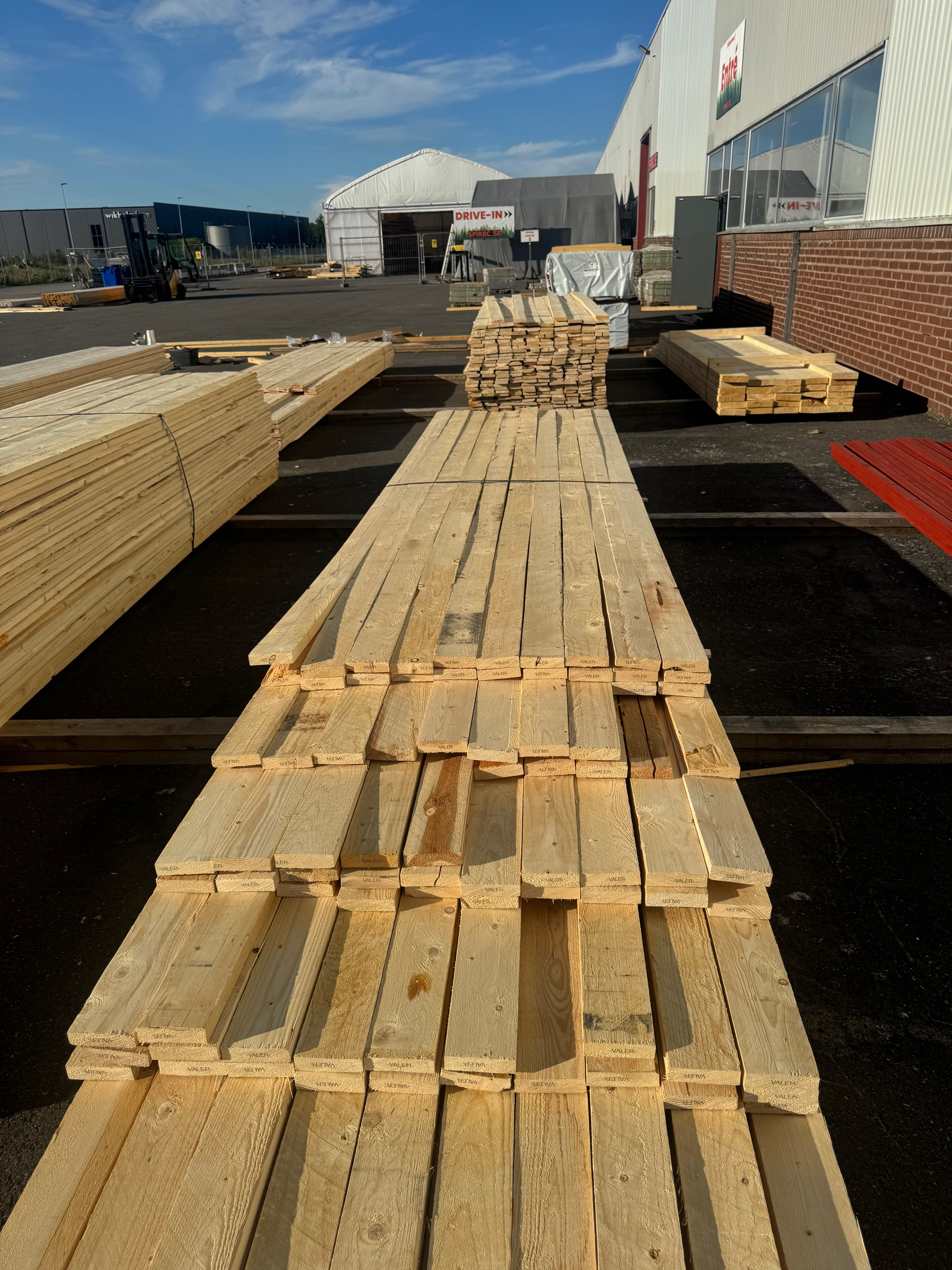 Paket Brädor 25x100 – 130st – Ohyvlat