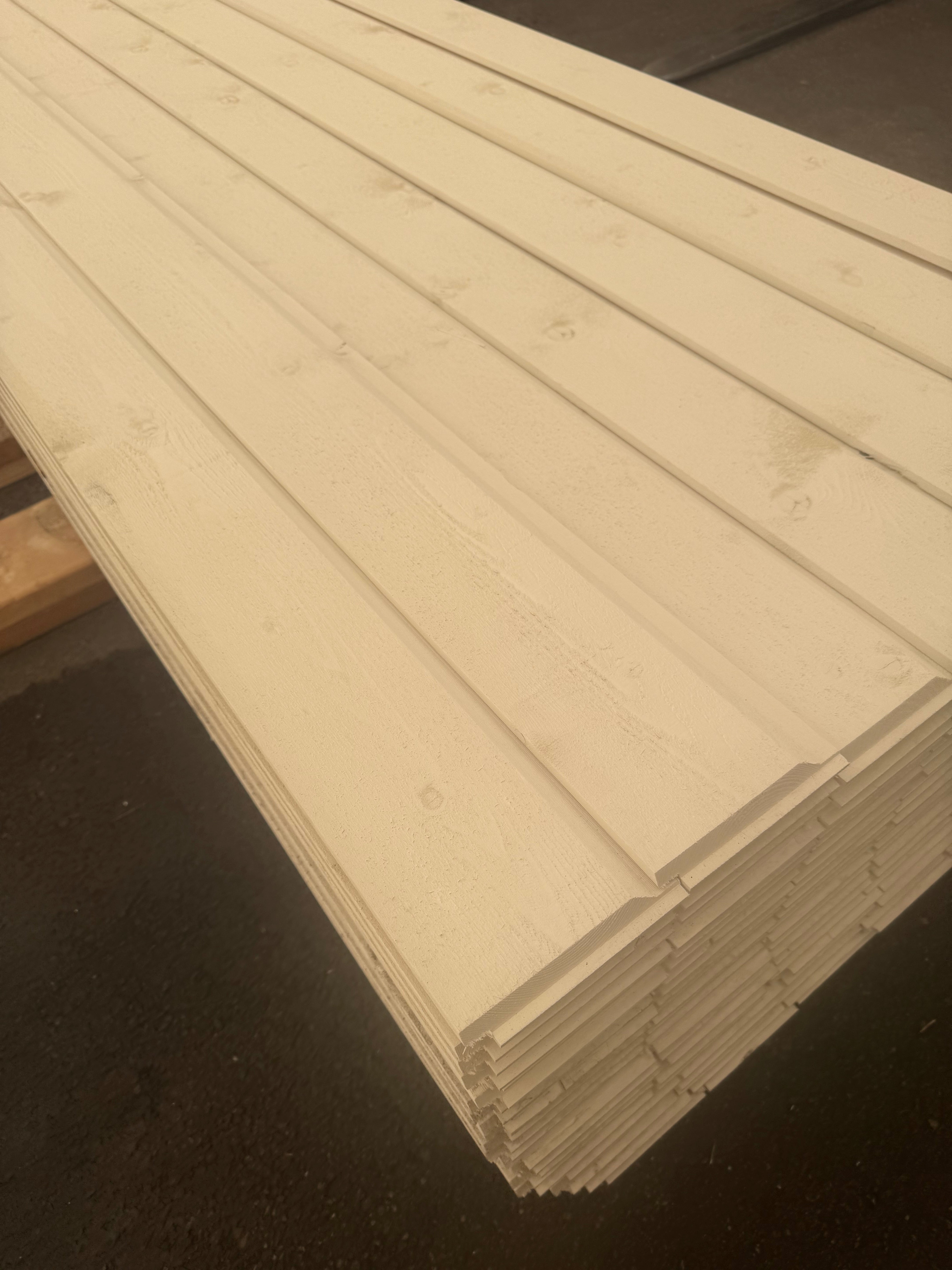 Paket Falsad Enkelfas 21x145 mm – 5,40 m – 156 st – Vit Grund + Mellanstruken (Alkydoljefärg)