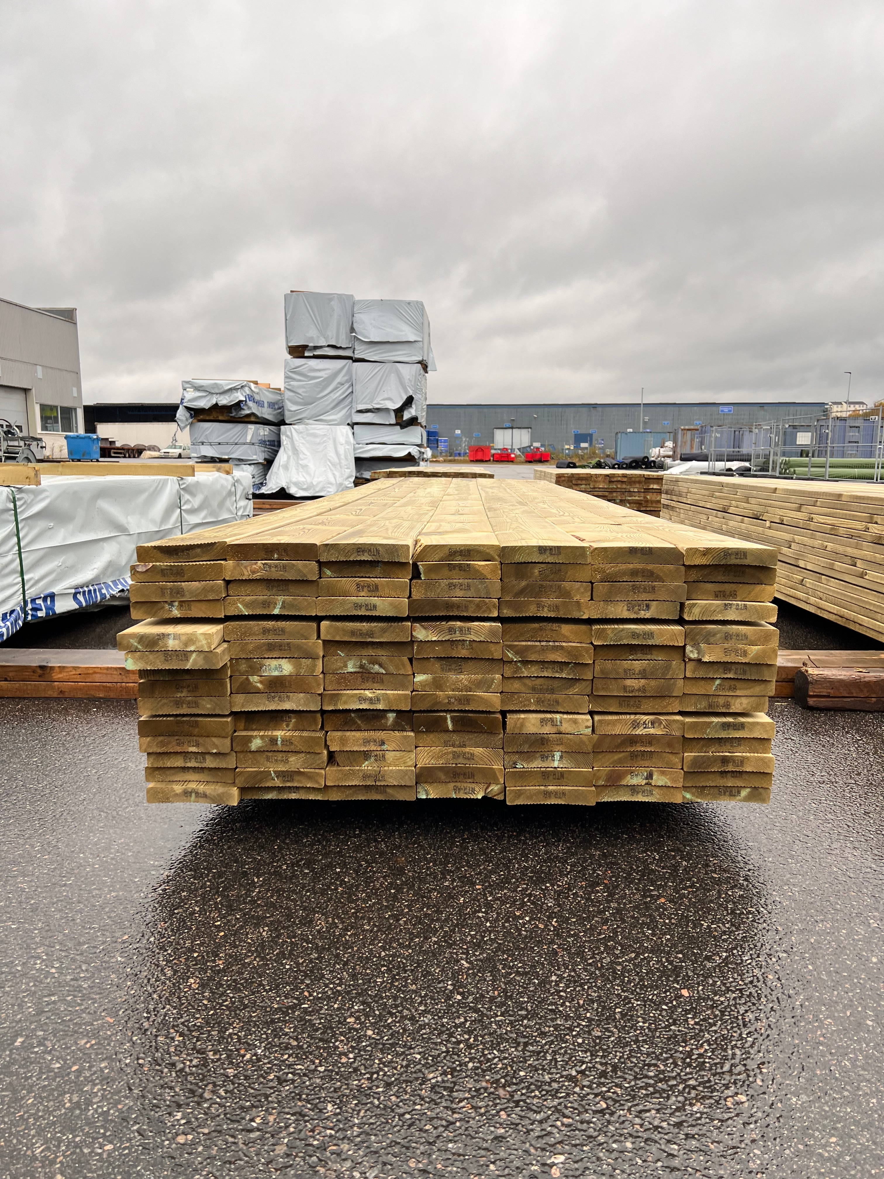 Paket Trall Rillad 28x145mm – 98 st 4.20m Tryckimpregnerad B-sort