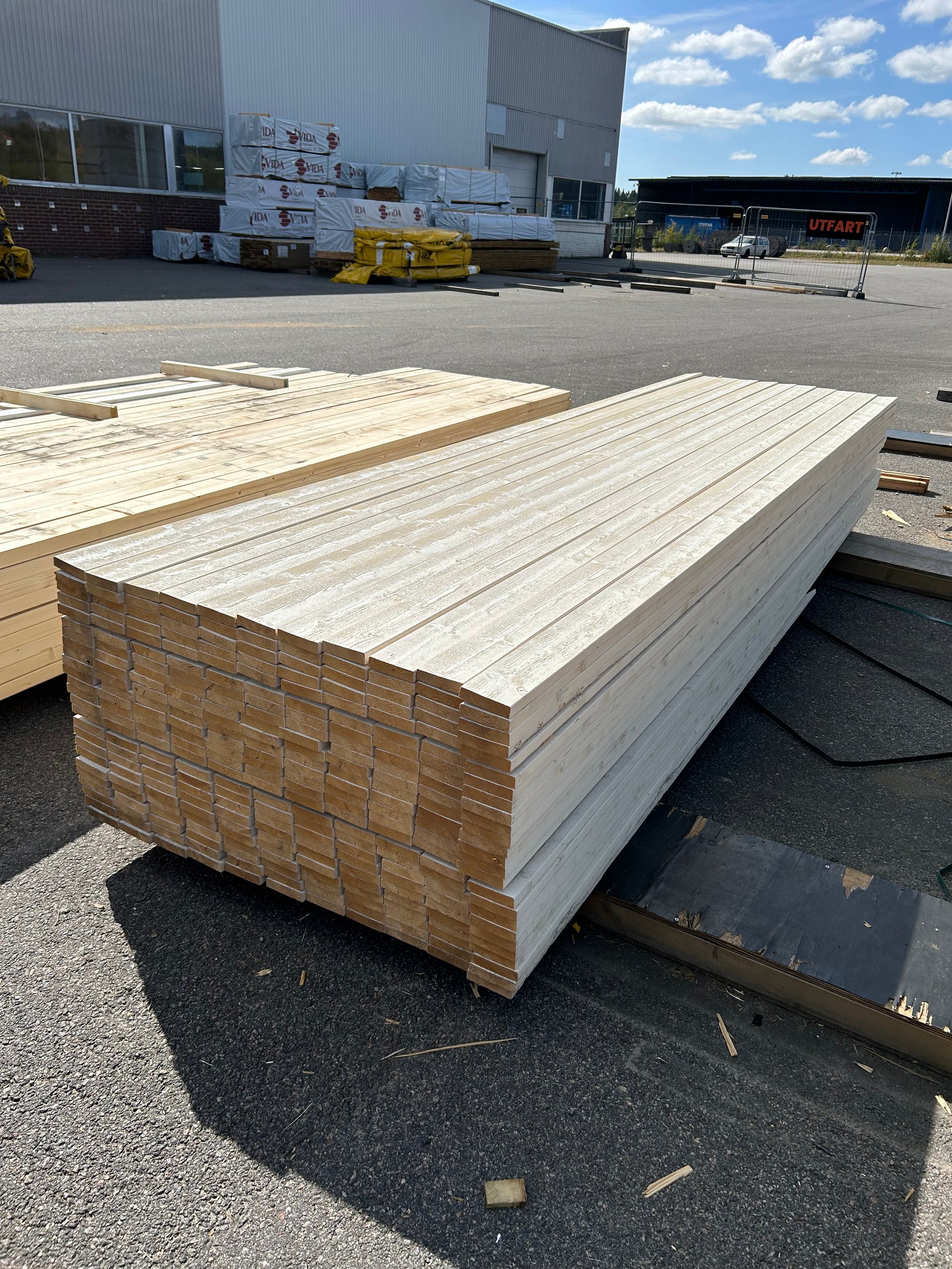 Paket Finsågade Brädor 22×95 mm 3,90 m 275 st Grundmålade