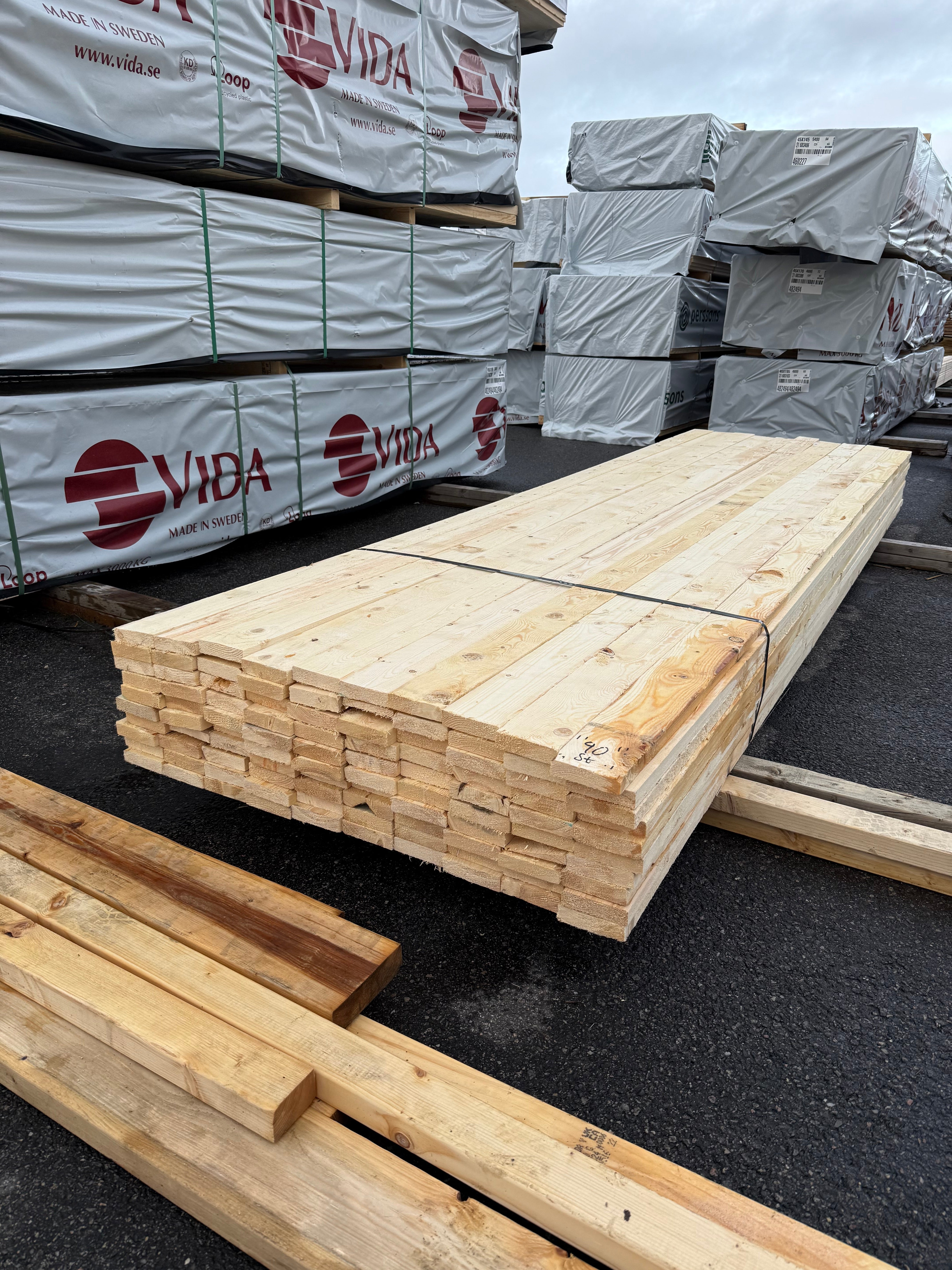 Paket Brädor Råsågade 25x100mm – 82st (3,60 m, Gran, Vankant/Bark)