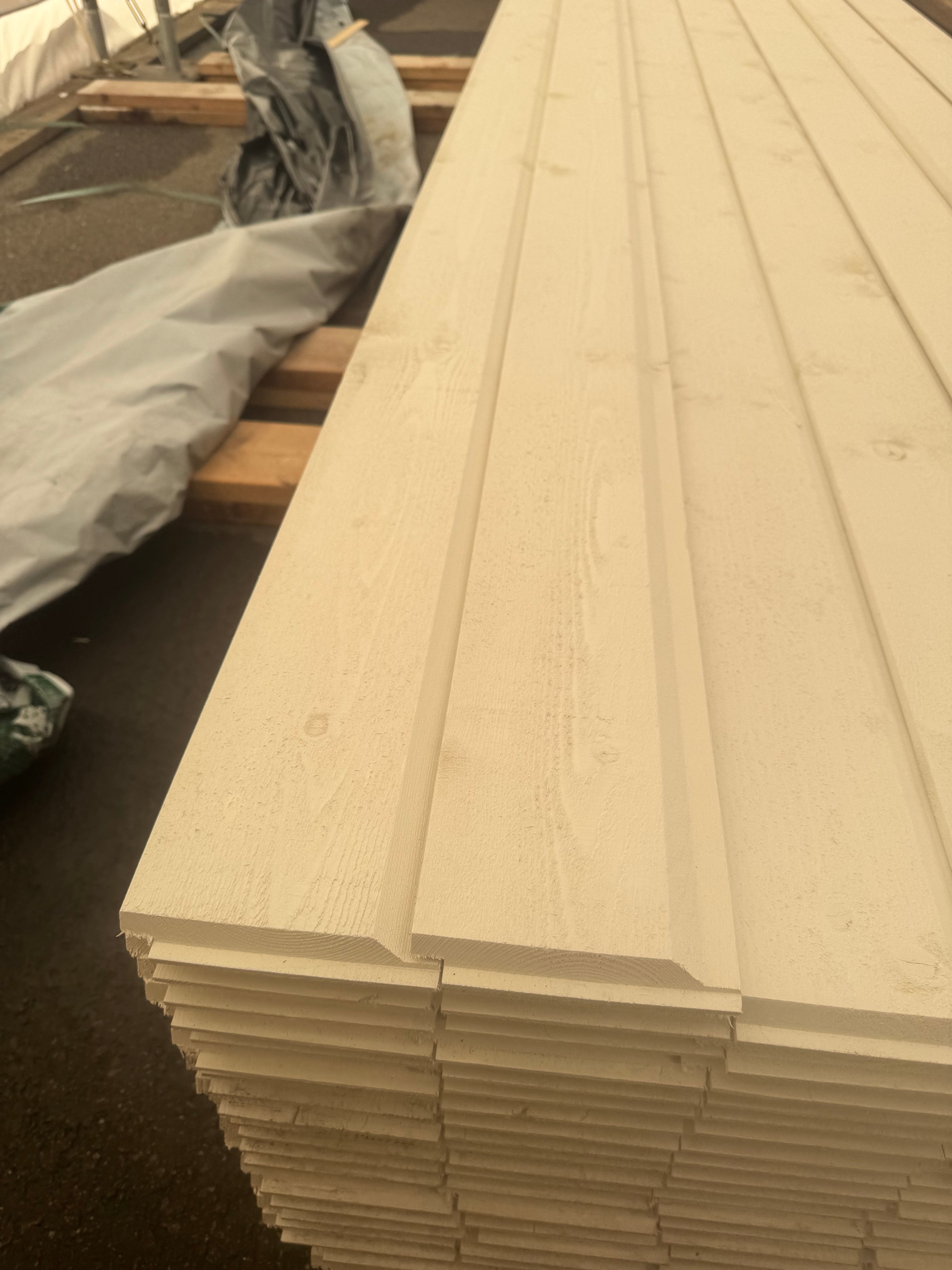 Paket Falsad Enkelfas 21x145 mm – 5,40 m – 156 st – Vit Grund + Mellanstruken (Alkydoljefärg)