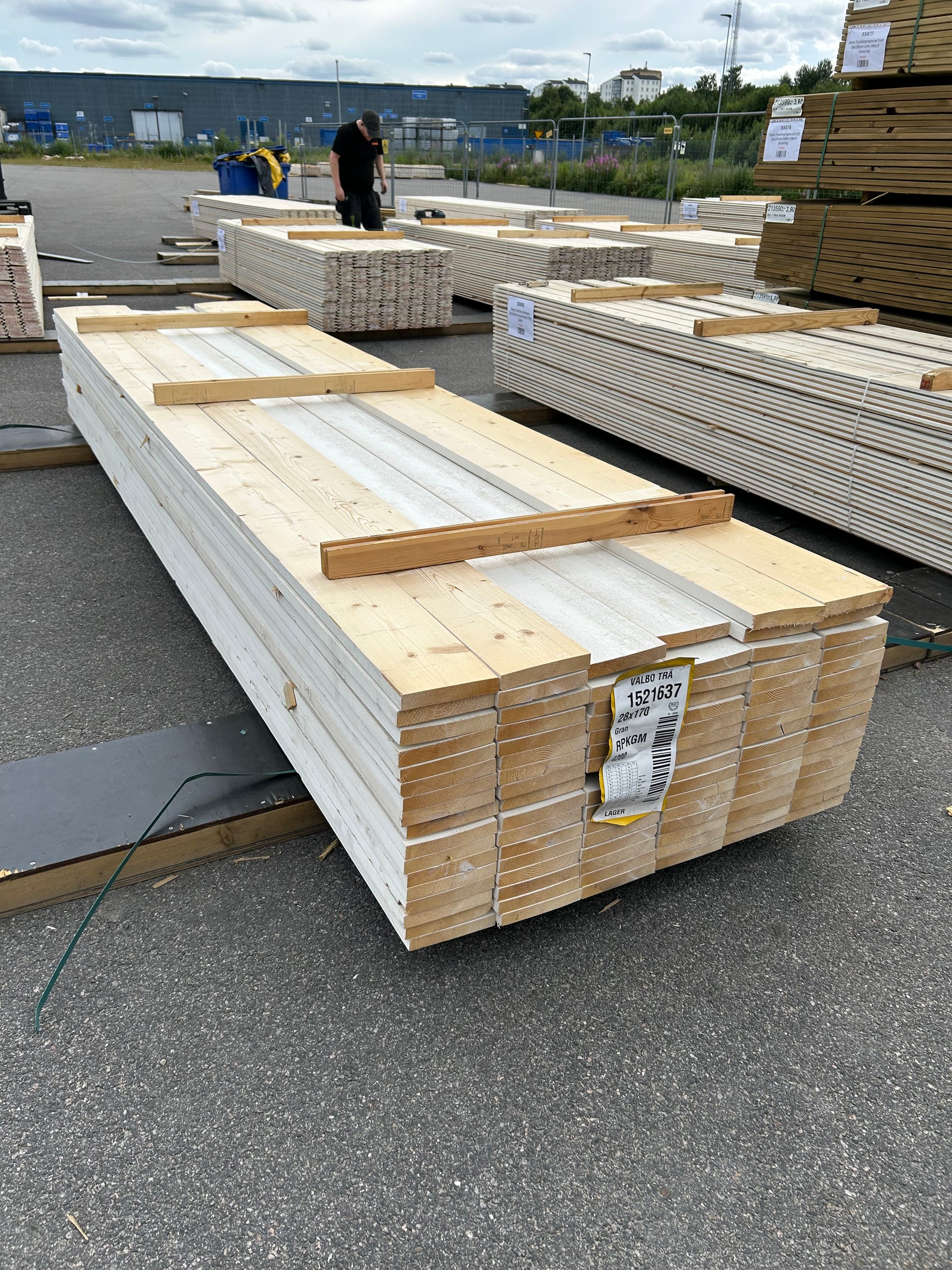 Paket Finsågade Brädor 28x170mm 4,20m 100st Grundmålade