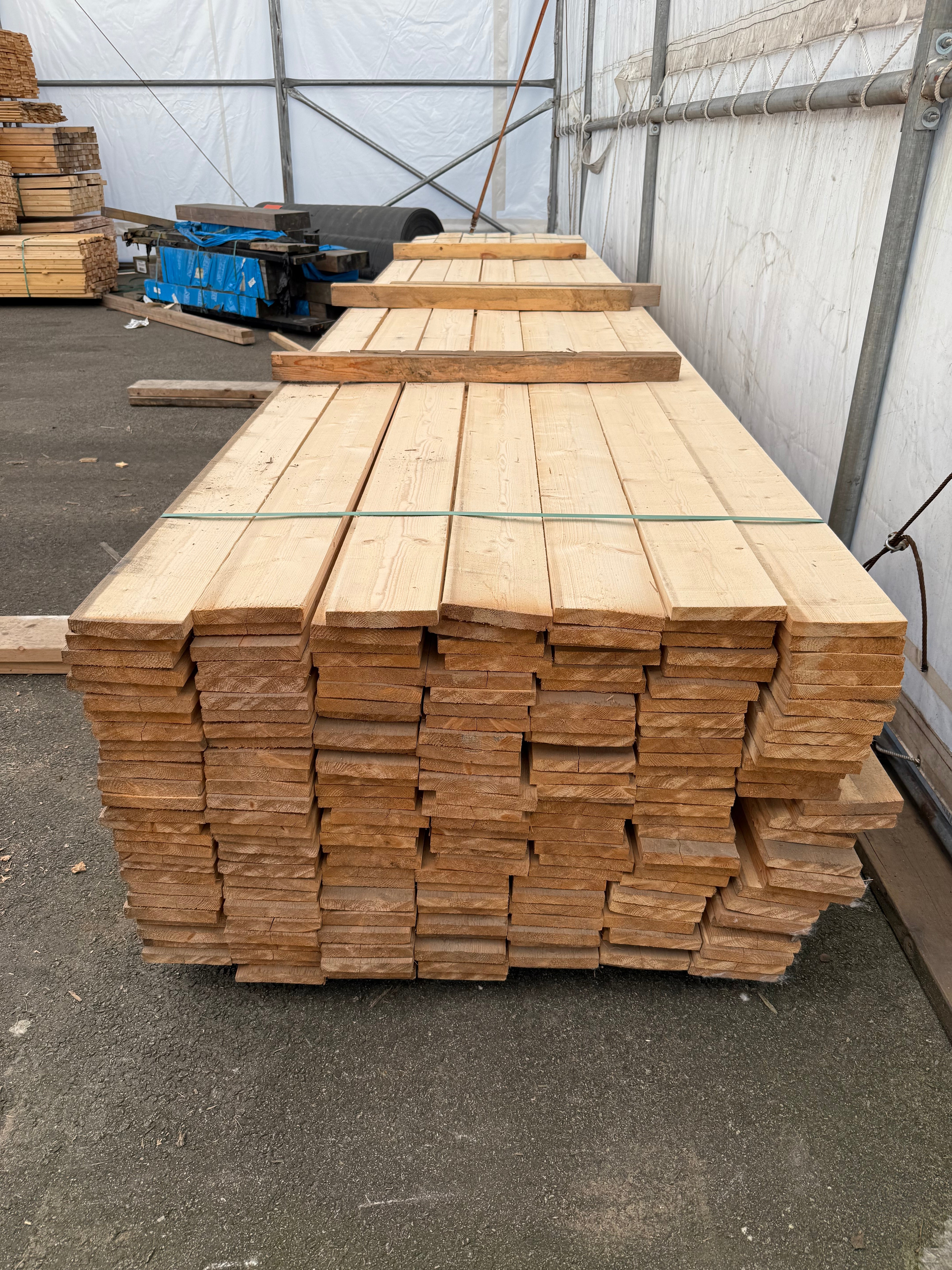 Paket Råsågade Brädor 23x150mm 5.40m 196st OBS! Revor