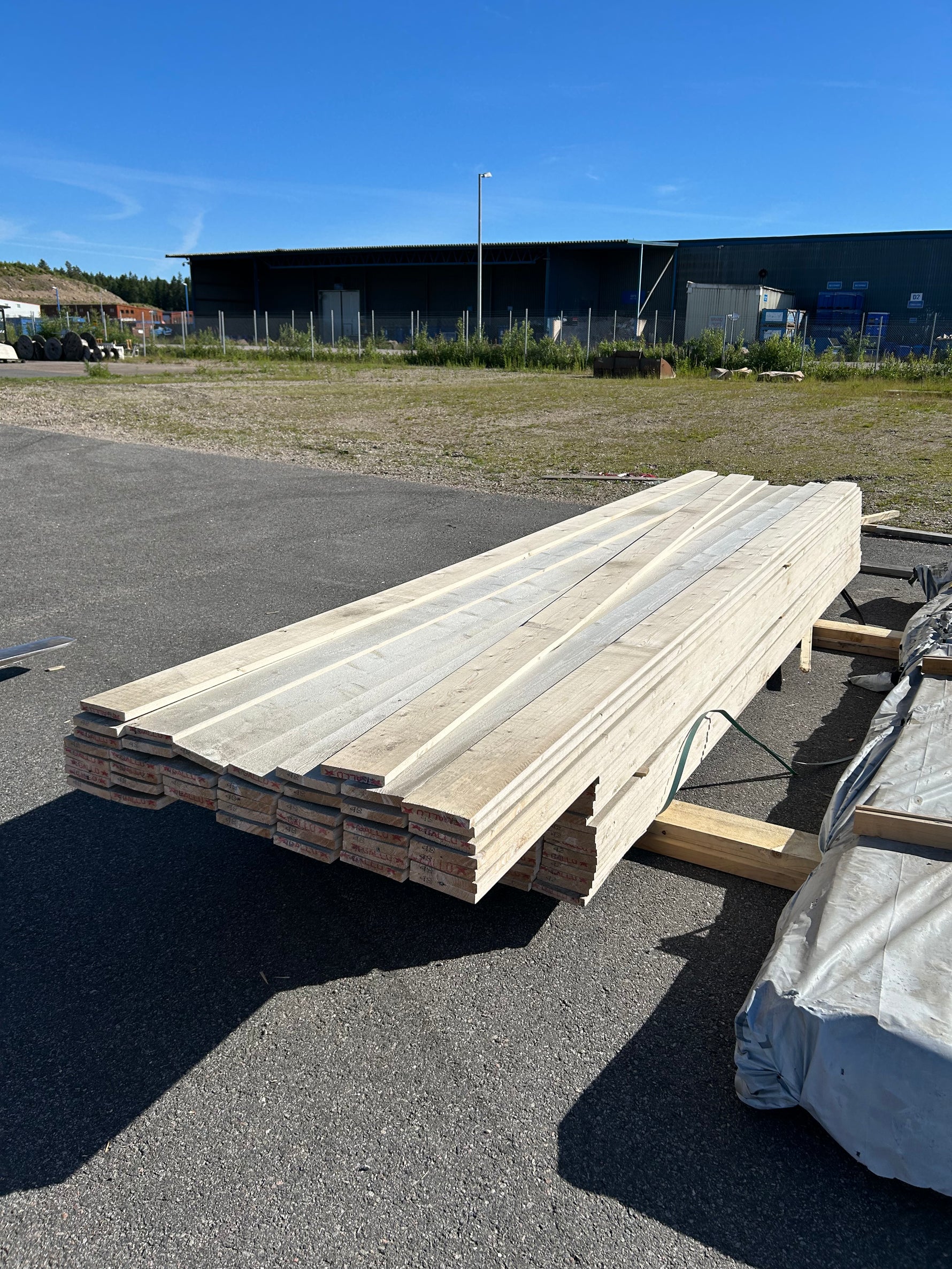 Paket Finsågade Brädor 22x145mm, 155st (4.20-4.80m) Grundmålade