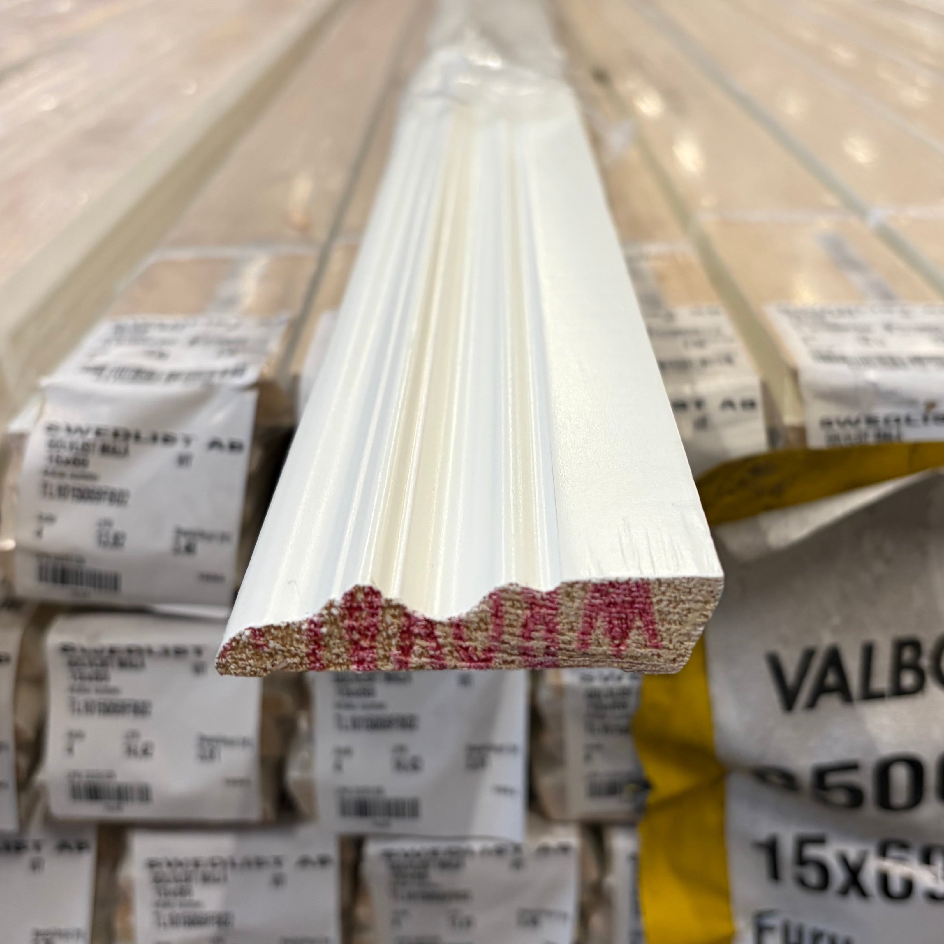 Malåsockel 15×69 – Vitmålad (Fallande längder)