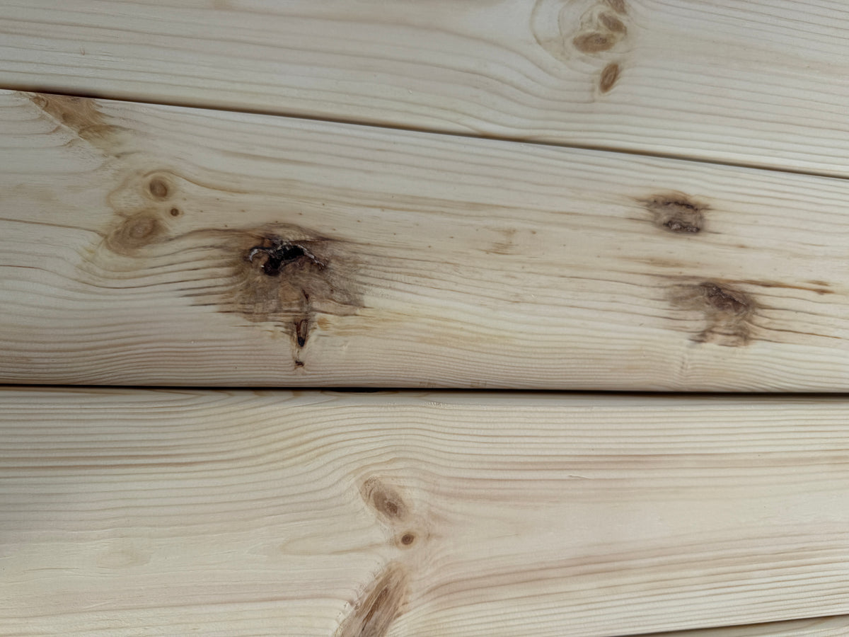 Paket Obehandlad Rillad Trall 28x120mm Furu 3,60m – 117st (Andra Sortering)