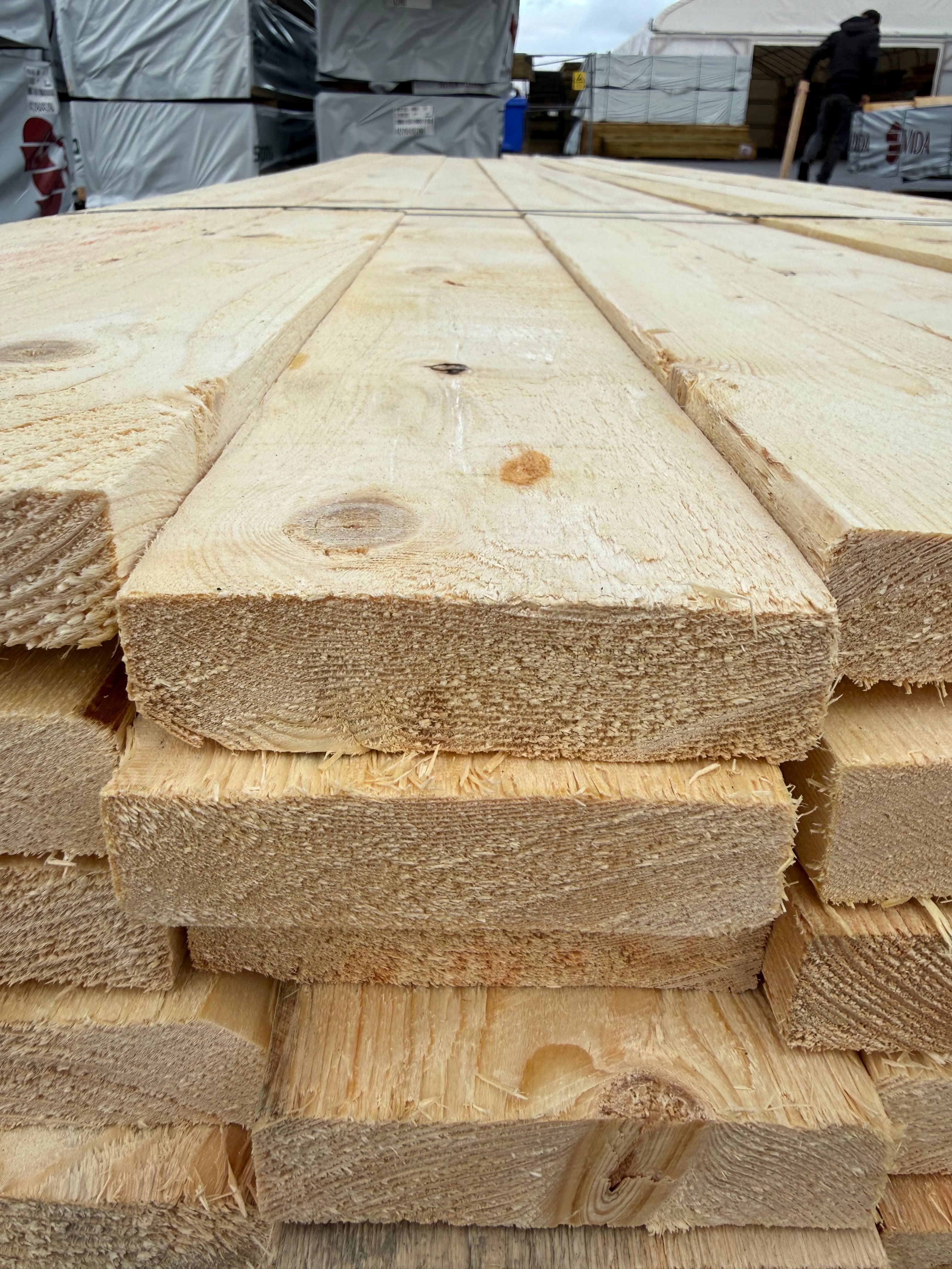 Paket Brädor Råsågade 25x100mm – 82st (3,60 m, Gran, Vankant/Bark)