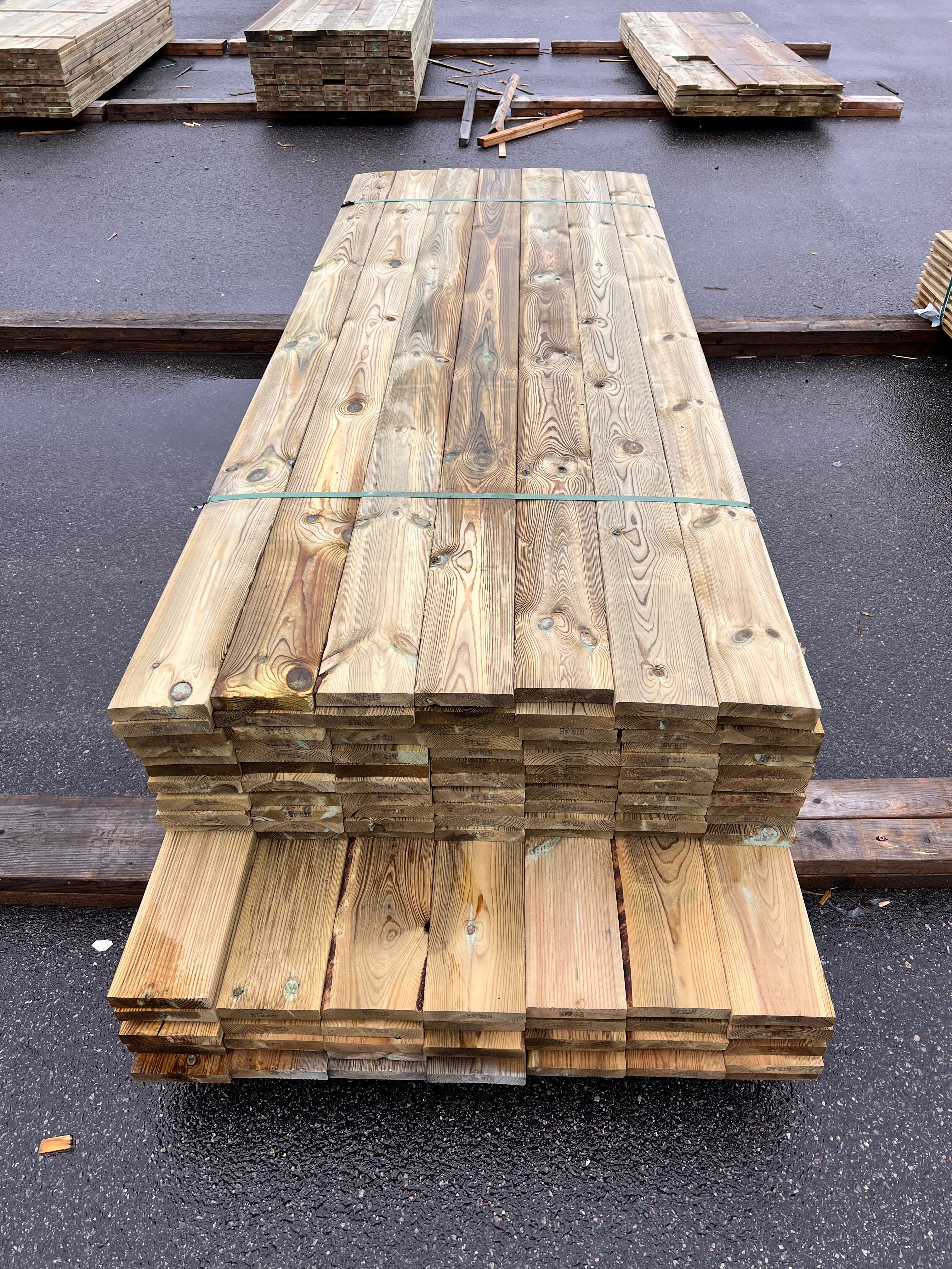 Paket Rillad Trall Tryckimpregnerad 28x145mm – 119 st (2,7–3,0 m, Furu, B-sortering)