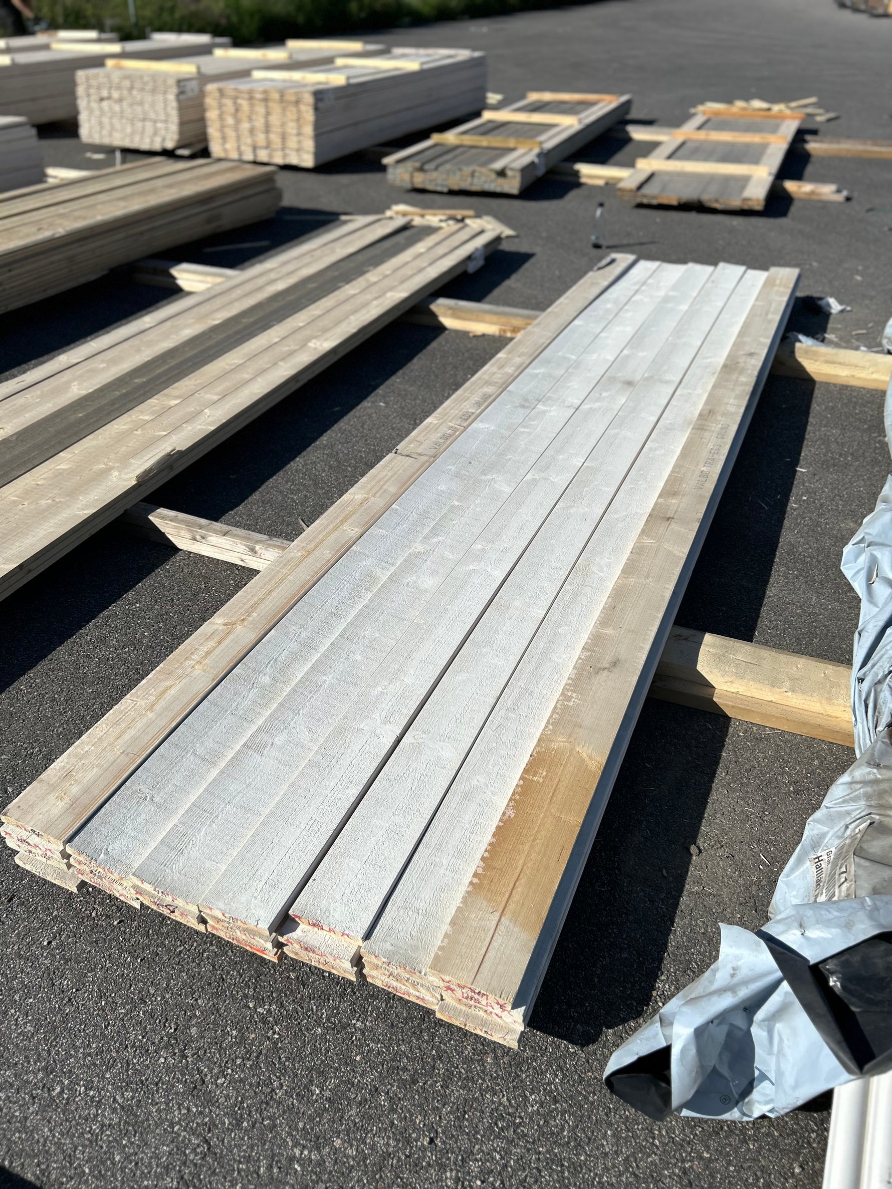 Paket Finsågade Brädor 22x120mm , 22st 4.50m Grundmålade