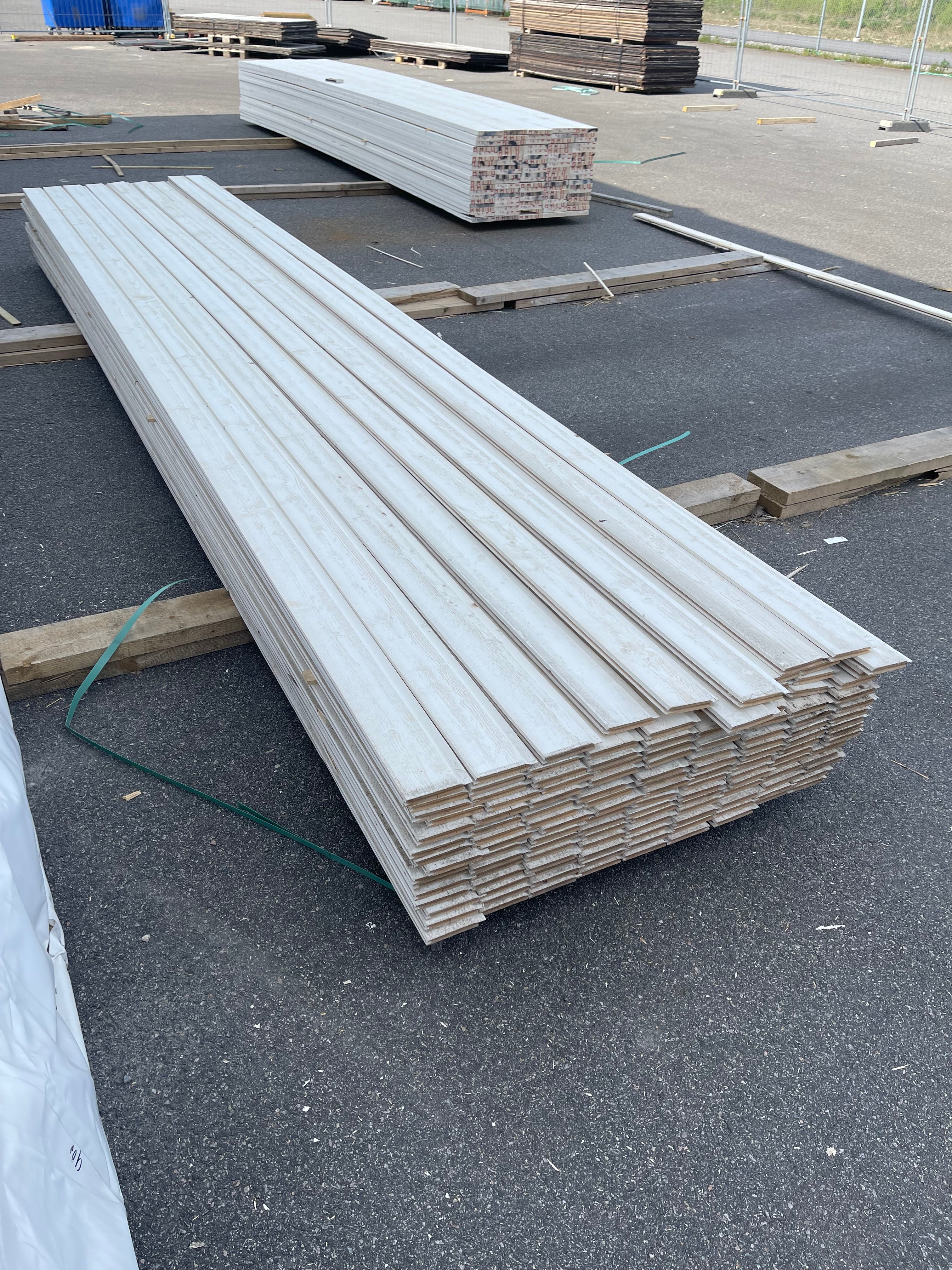 Paket Enkelfaspanel Vit 22x120 mm – 5,40 m – 137 st Vattenskadat