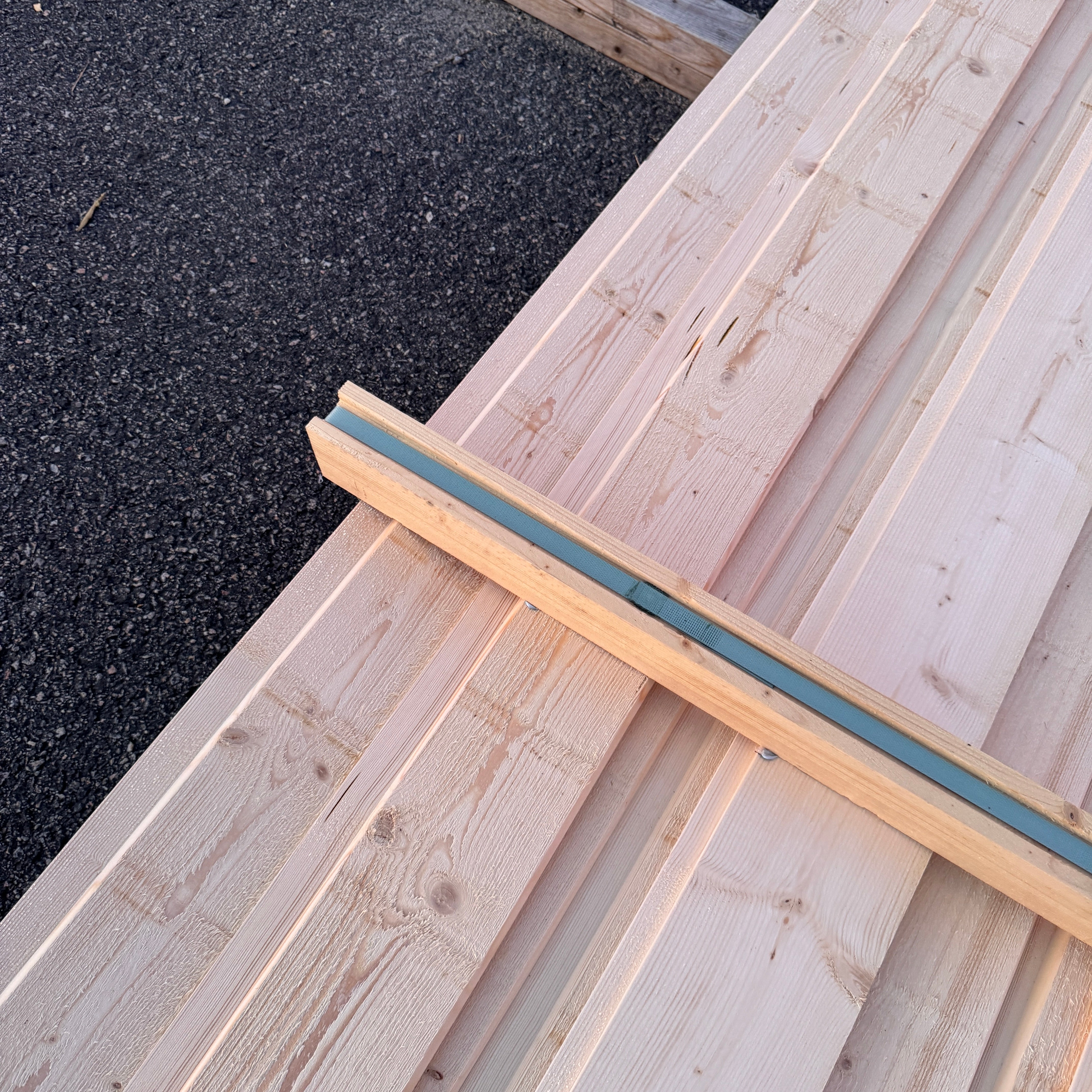 Paket Ytterpanel 22x145mm Falsad Spårpanel – 32 st 5,40 m (revor, obehandlad)