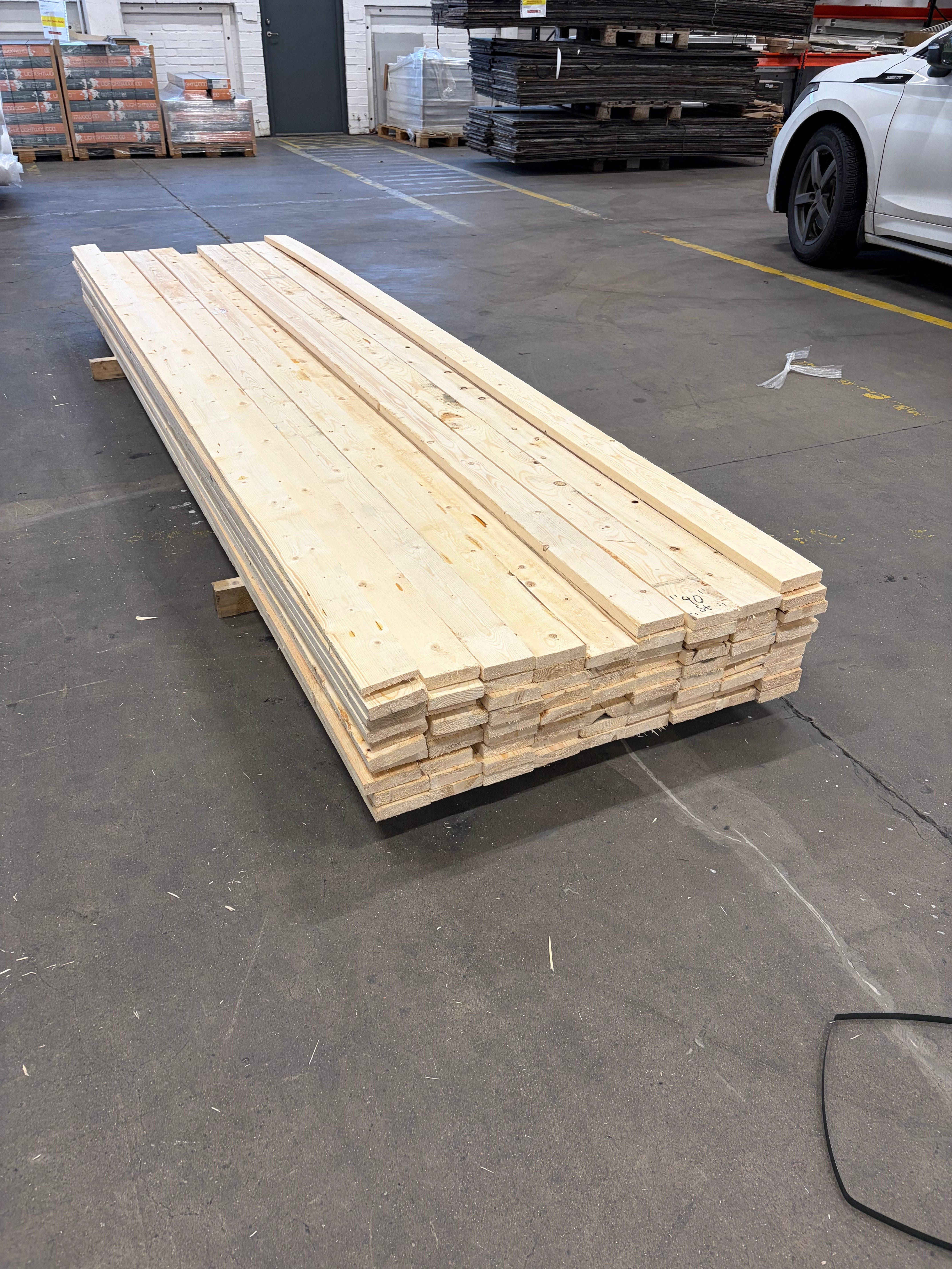 Paket Brädor Råsågade 25x100mm – 82st (3,60 m, Gran, Vankant/Bark)