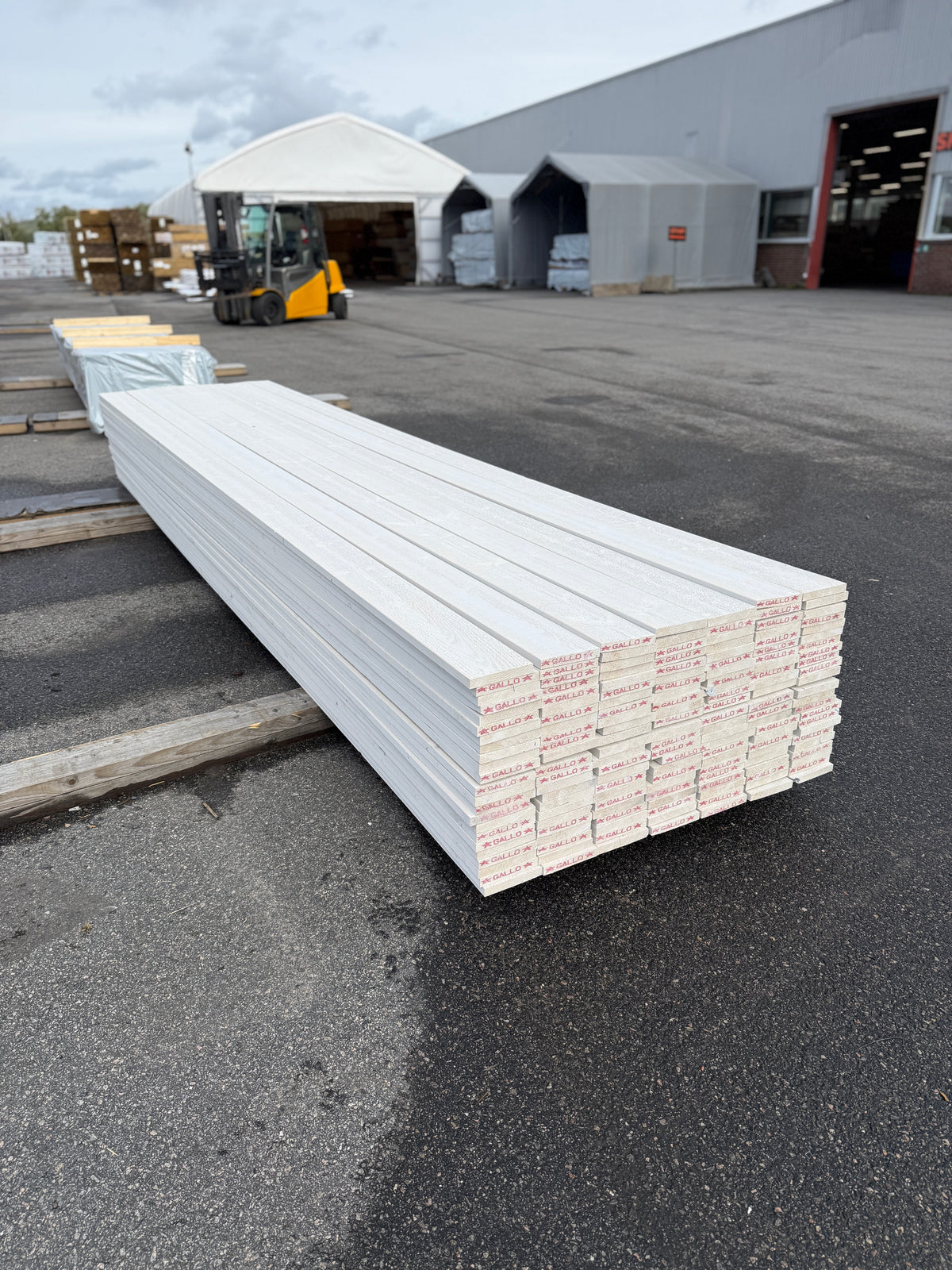 Finsågade Brädor 22x145mm 4,50m – Grundmålade (Säljs per styck)