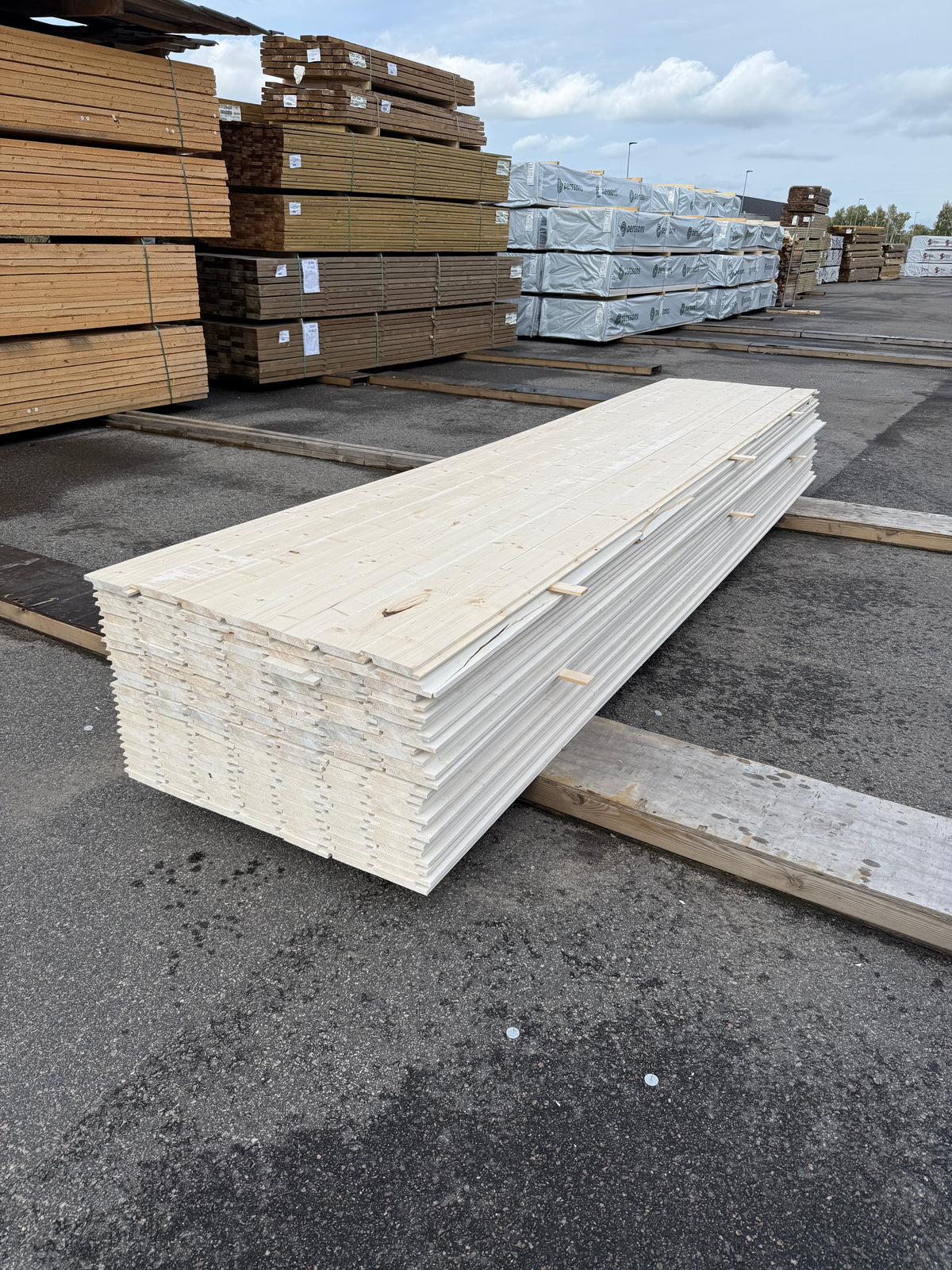 Falsad Spårpanel 22x145mm 4,50m – Grundmålad (Säljs per styck)