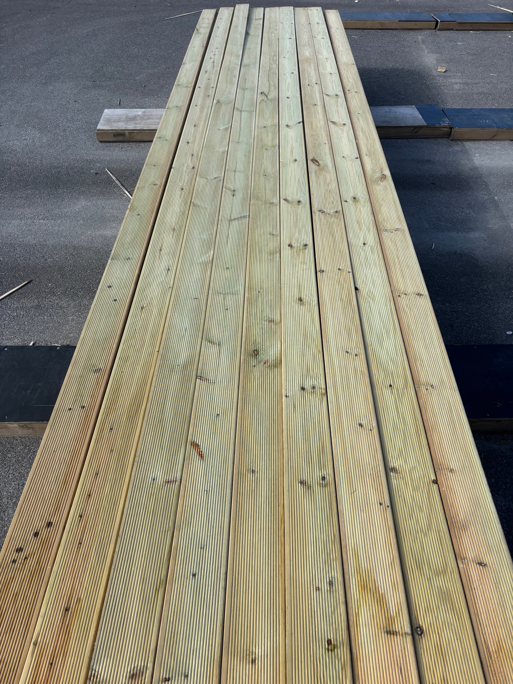 Paket Tryckimpregnerad Rillad Trall 28x120mm, 144st 5.10m- Väderbitet