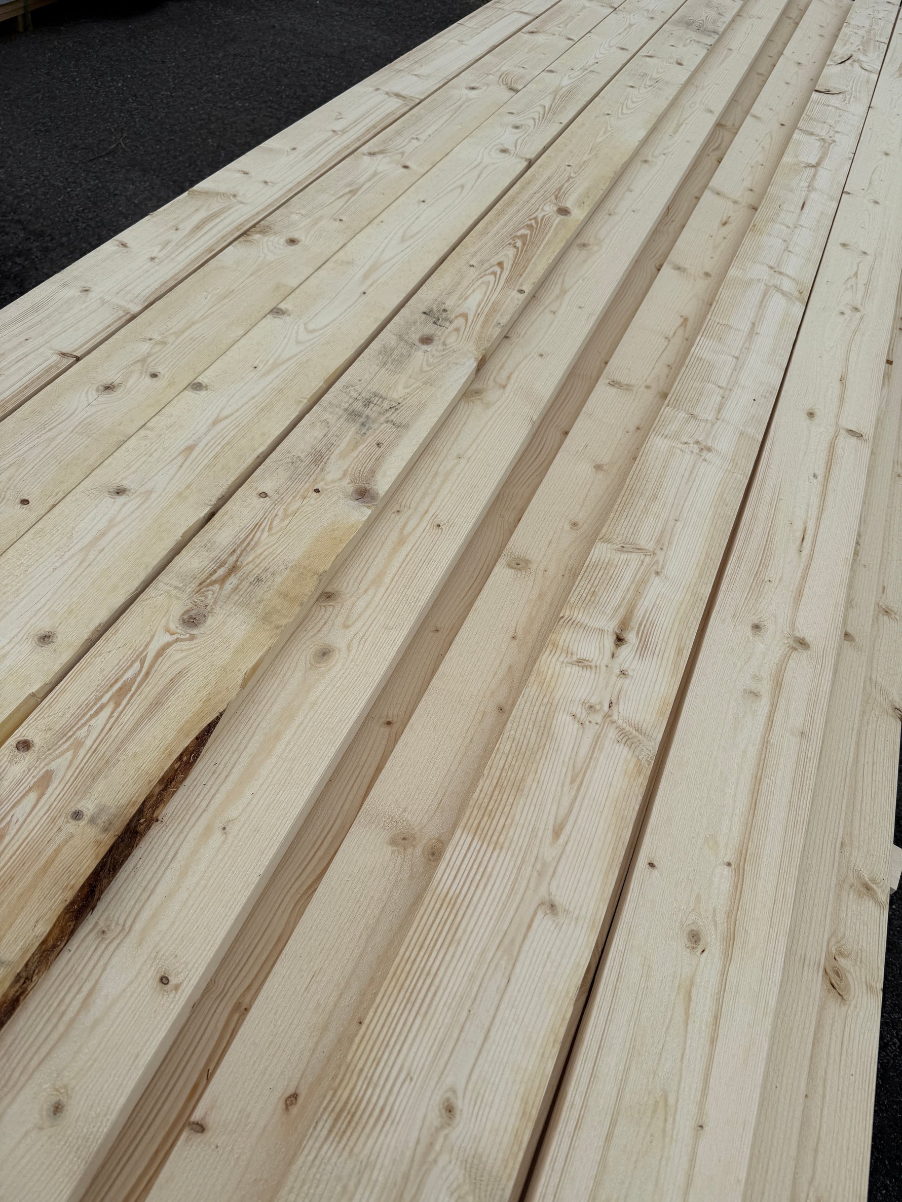 Parti Finsågade Brädor 22x120 mm – 3.60-4.80m (Andra sortering)