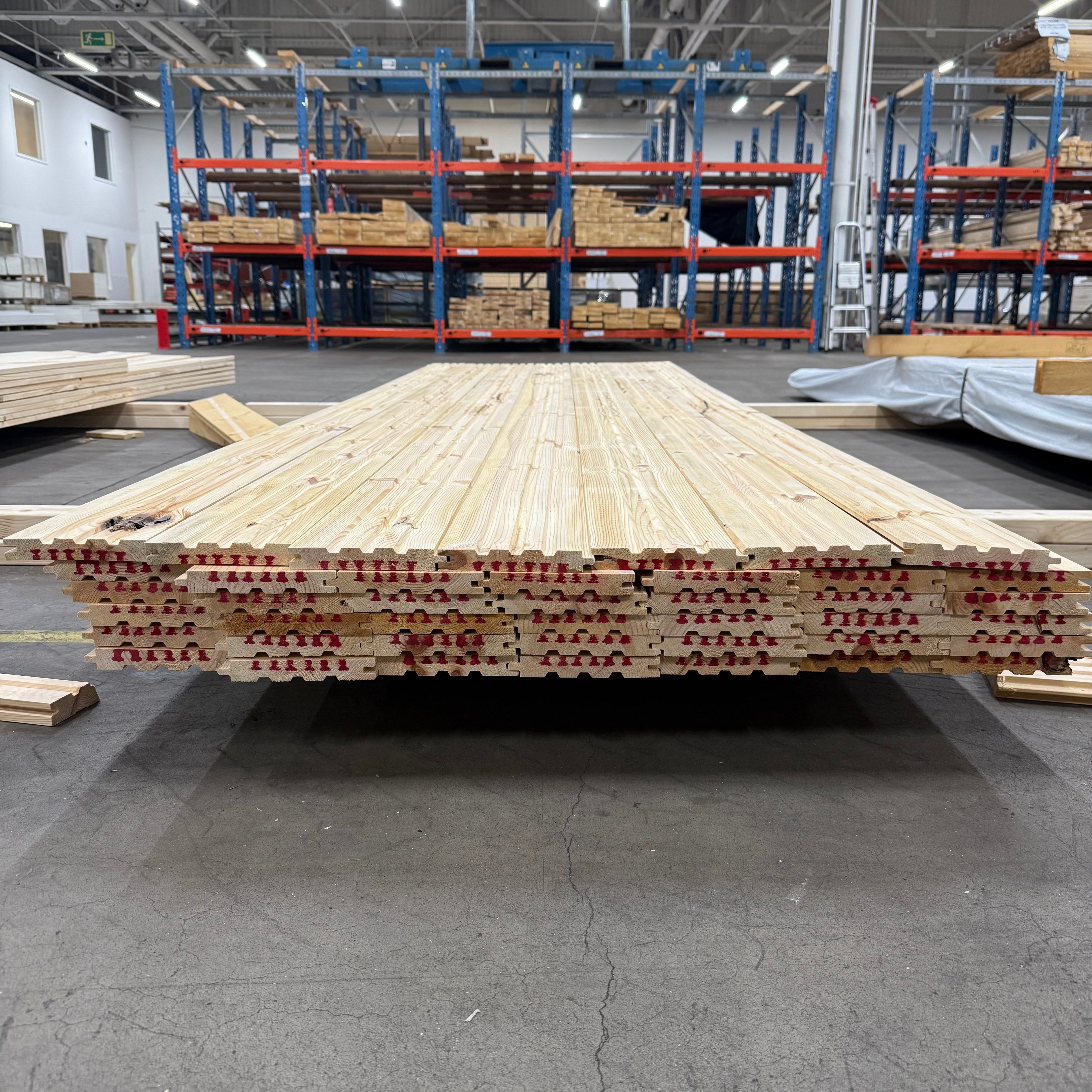 Paket Golvträ 22x148mm Furu med fas – 42 st (3,3–3,9 m, utskott)