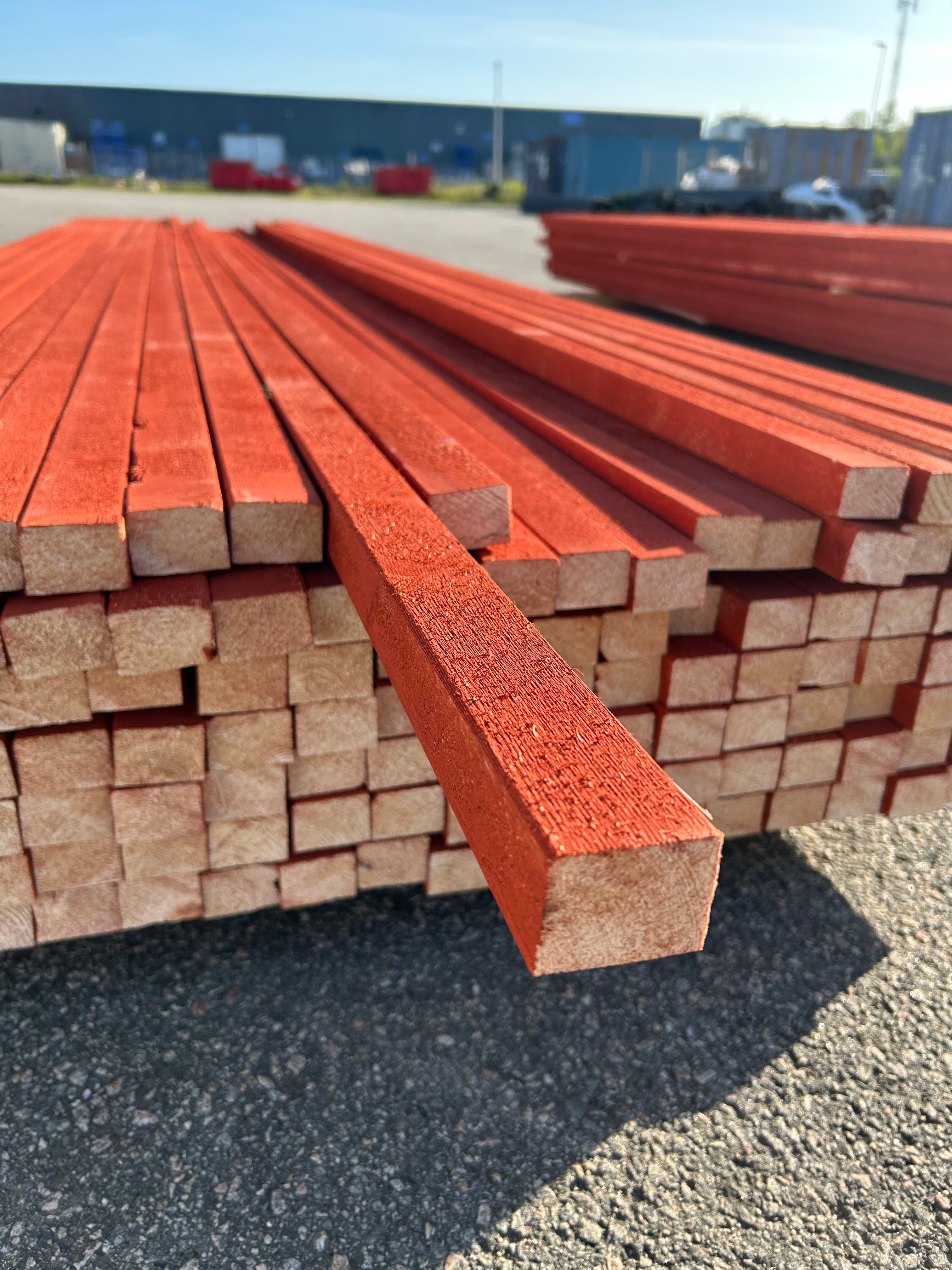 Paket Läkt 34x45 – 142st (4.50 m) – Grundmålad Ljusröd Slam