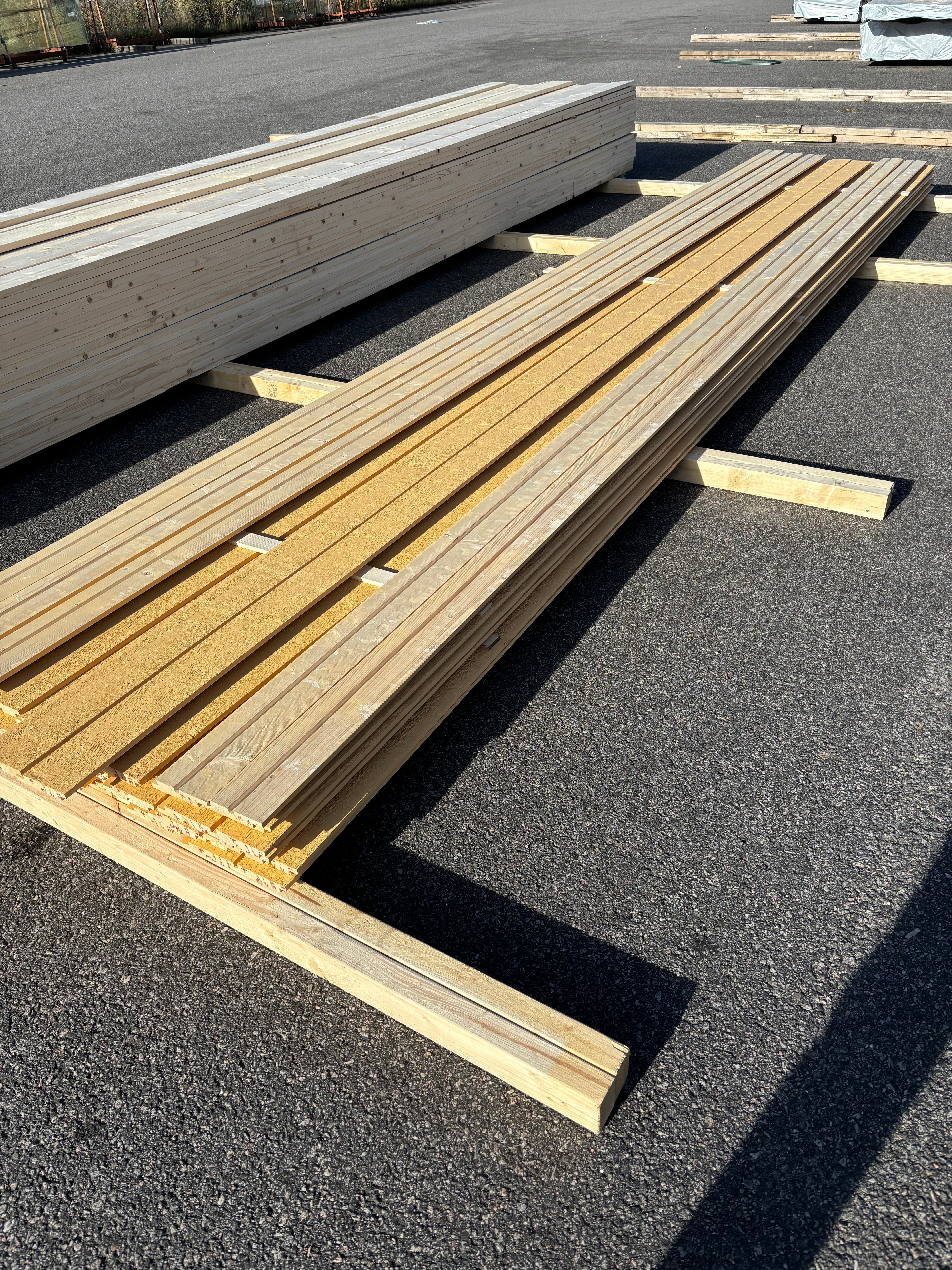 Paket Hakfalspanel 21x120mm – 52 st 5,40 m (grundmålad + mellanstruken gul)