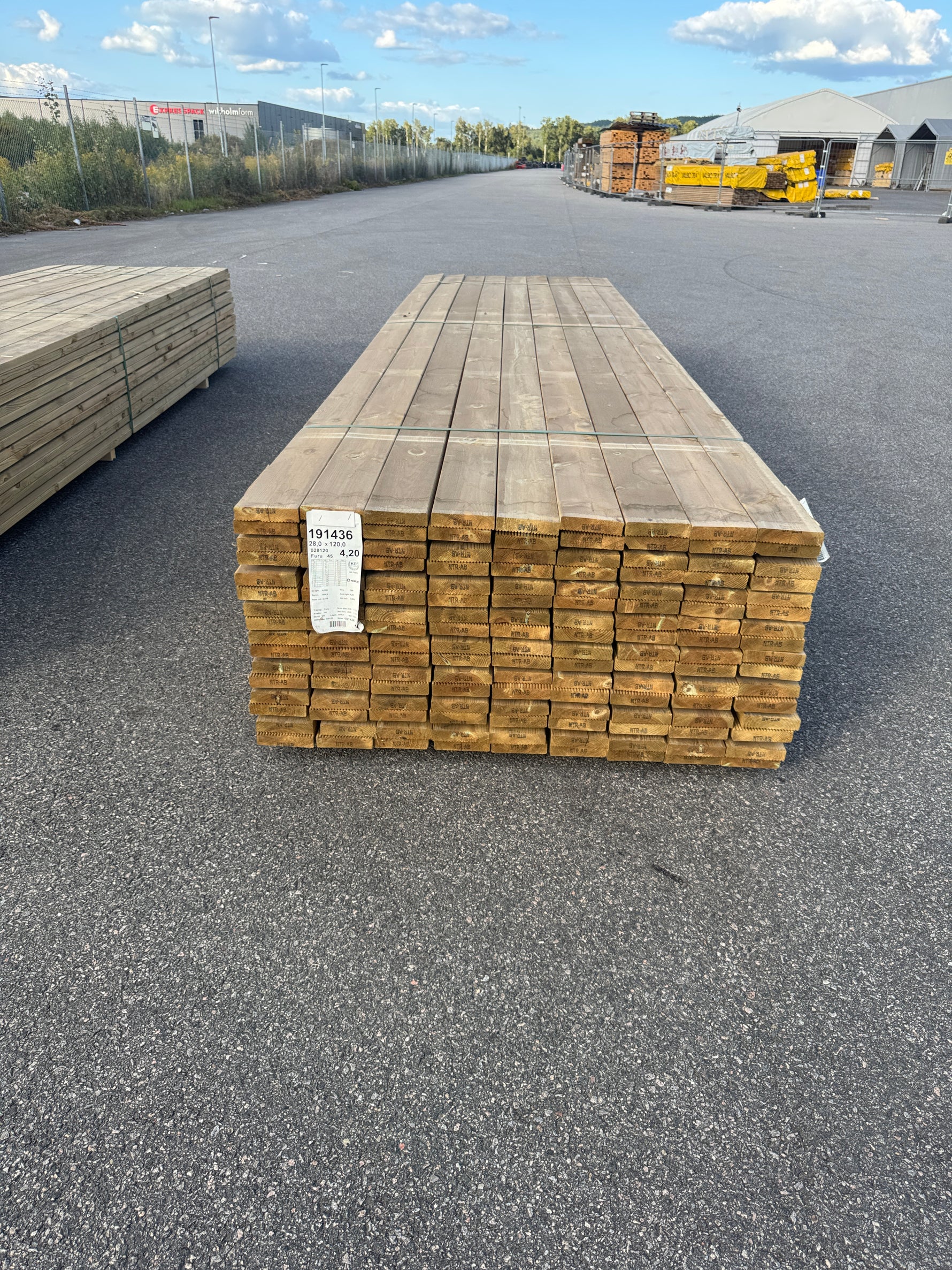 Paket Rillad Trall 28x120 – 144st – 4.20 m – NTR AB A-sortering