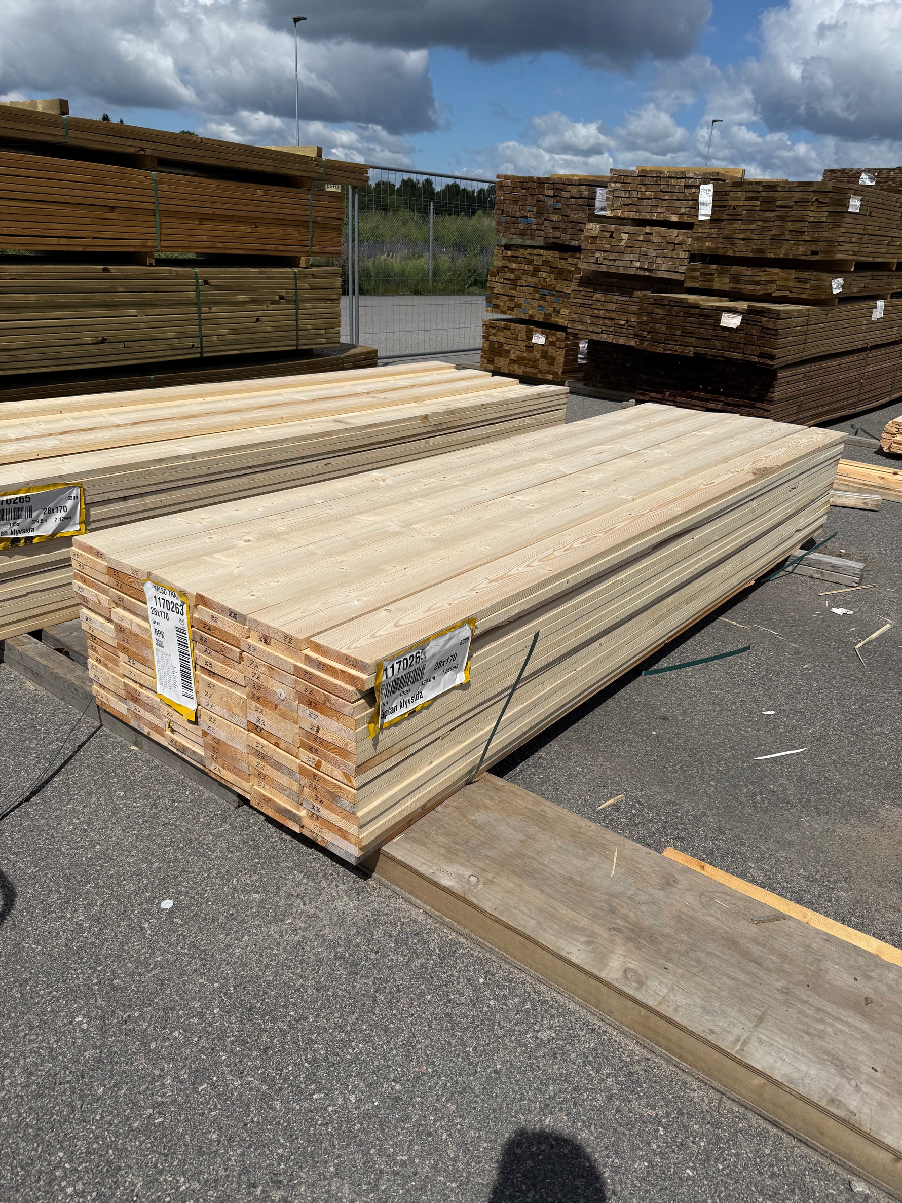 Paket Finsågade Brädor 28x170mm, 102st 3,30m