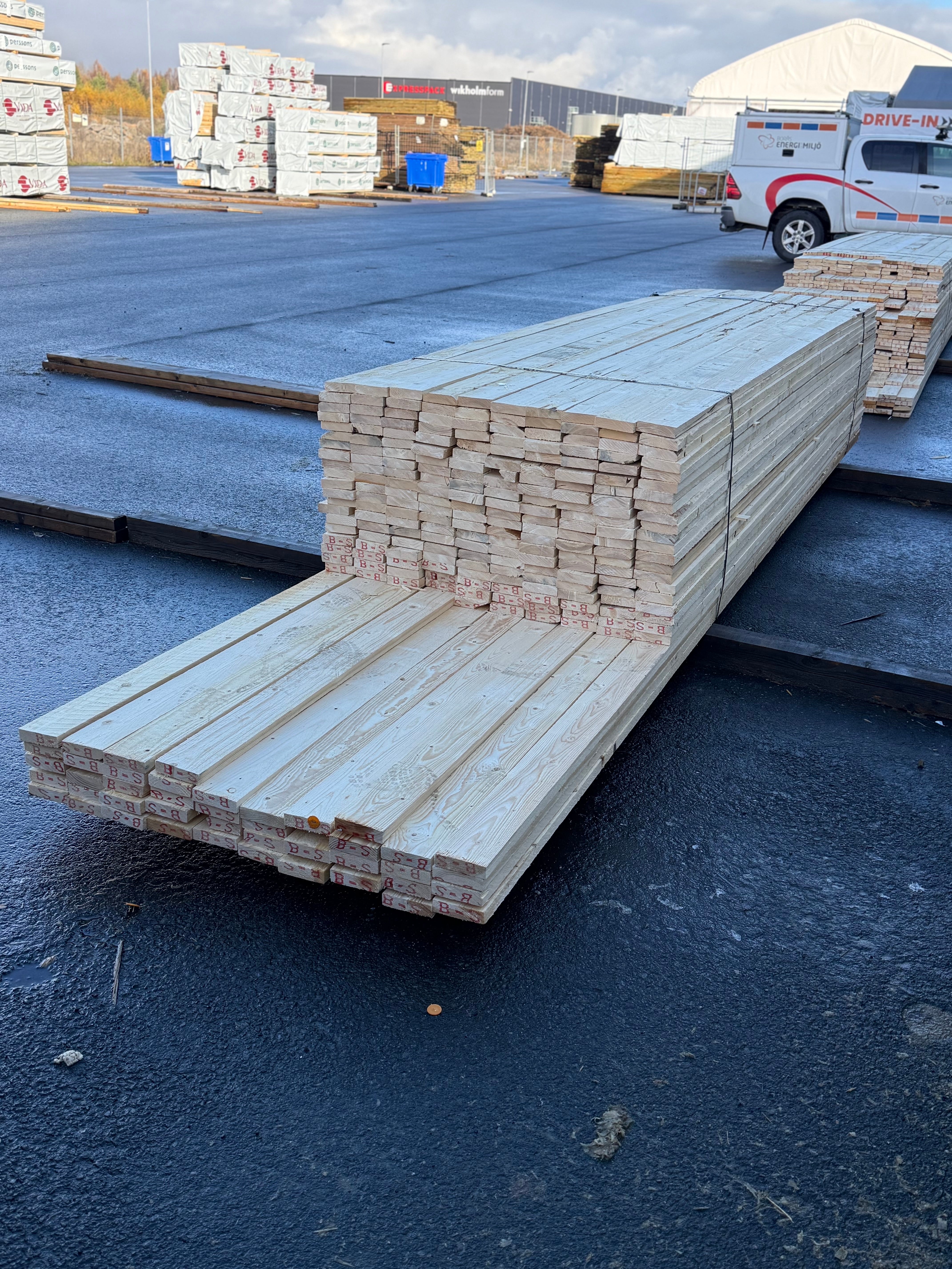 Paket Brädor 25x100mm Råsågade – 249 st (3,6–4,8 m, gran, obehandlad)