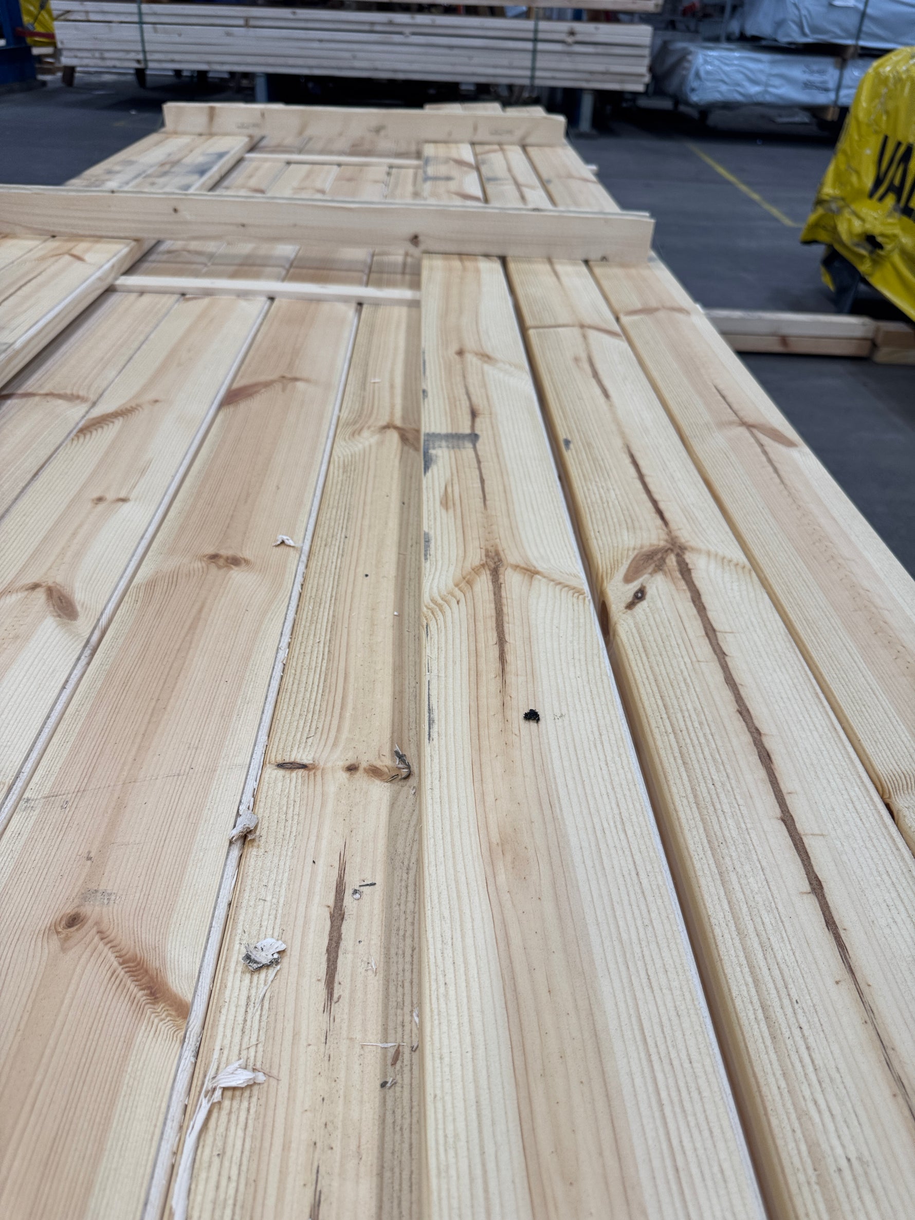 Paket Hyvlade Brädor 28x120mm 3,60m – 95 st Felhyvlade