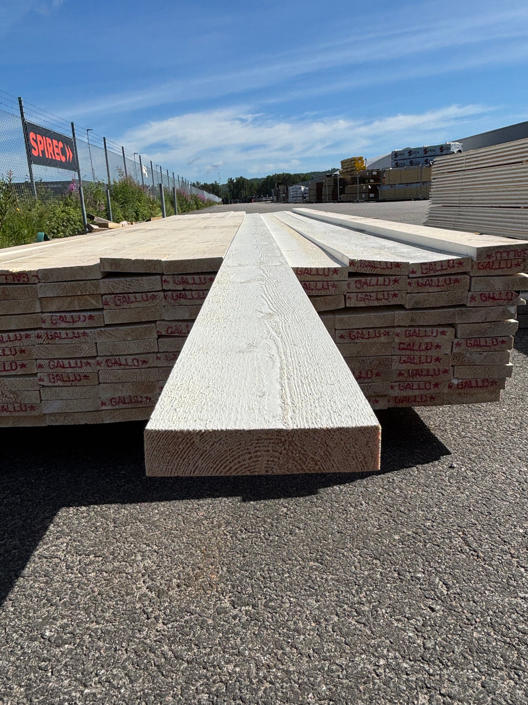Paket Finsågade Brädor 22x95mm, 118st 3.60m Grundmålade