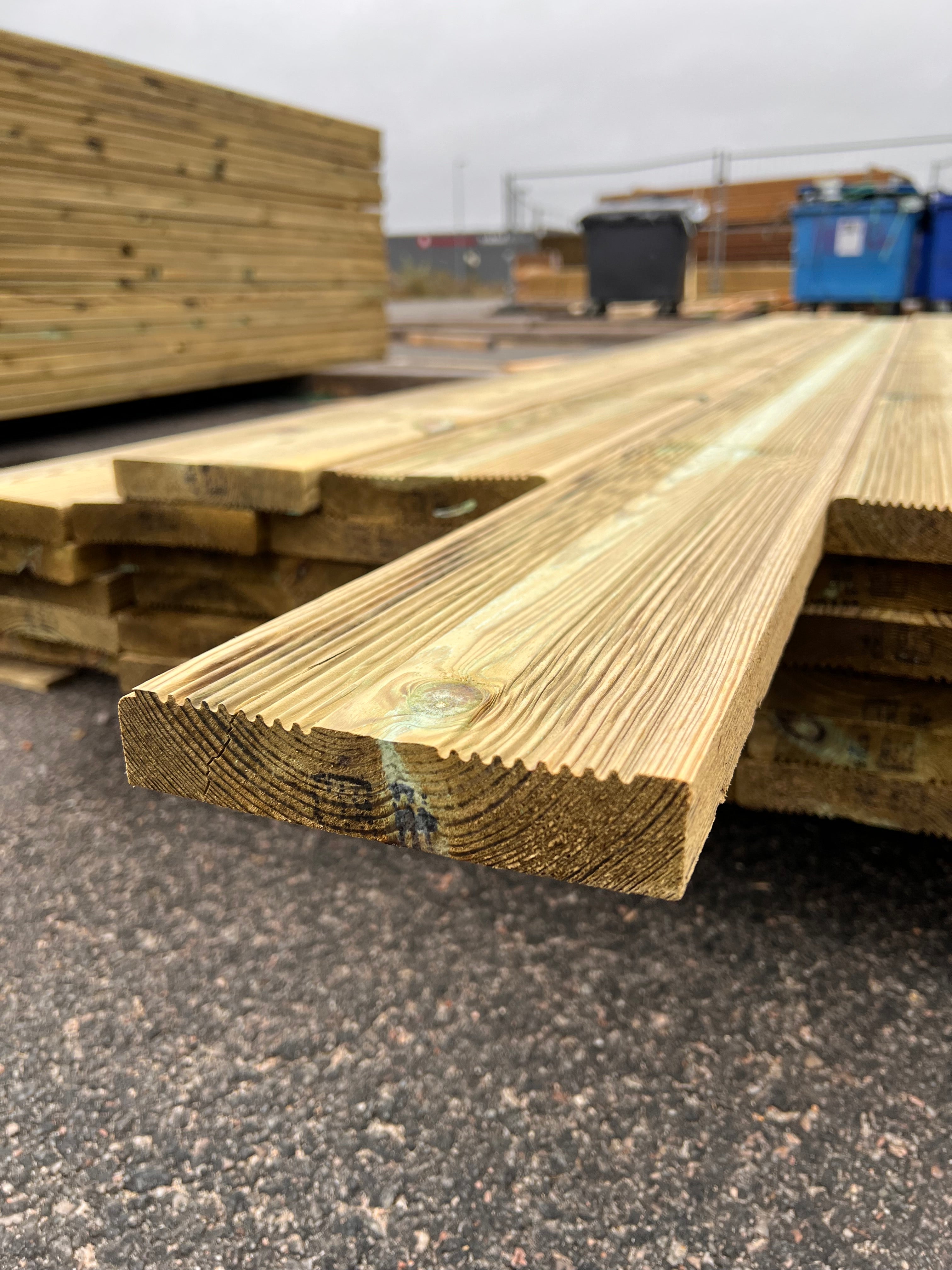 Paket tryckimpregnerad trall 27x145 rillad 39 st 3.30m (B-Sortering)