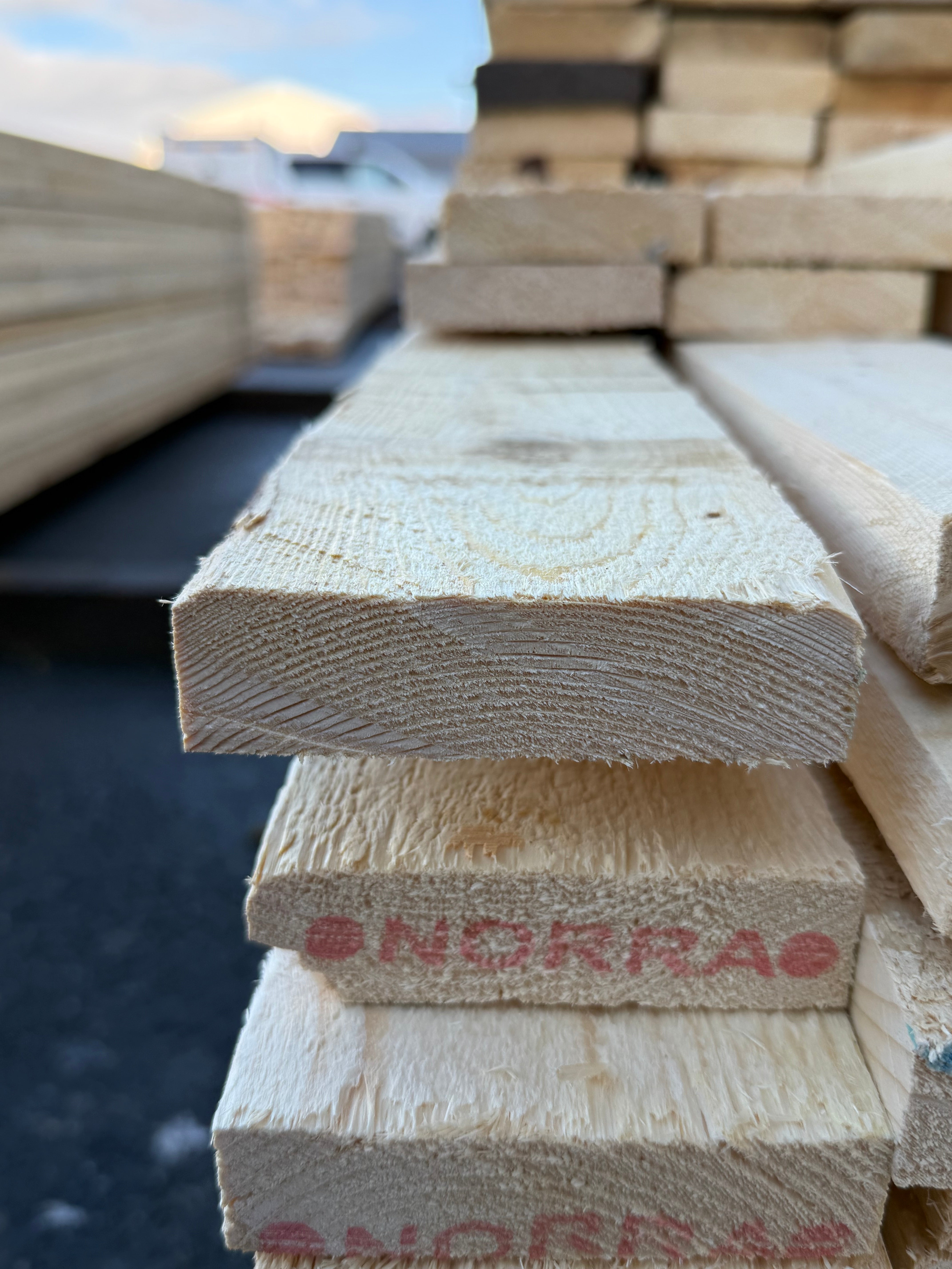 Paket Brädor 25x100mm Råsågade – 279 st (4,2–5,4 m, gran, obehandlad)