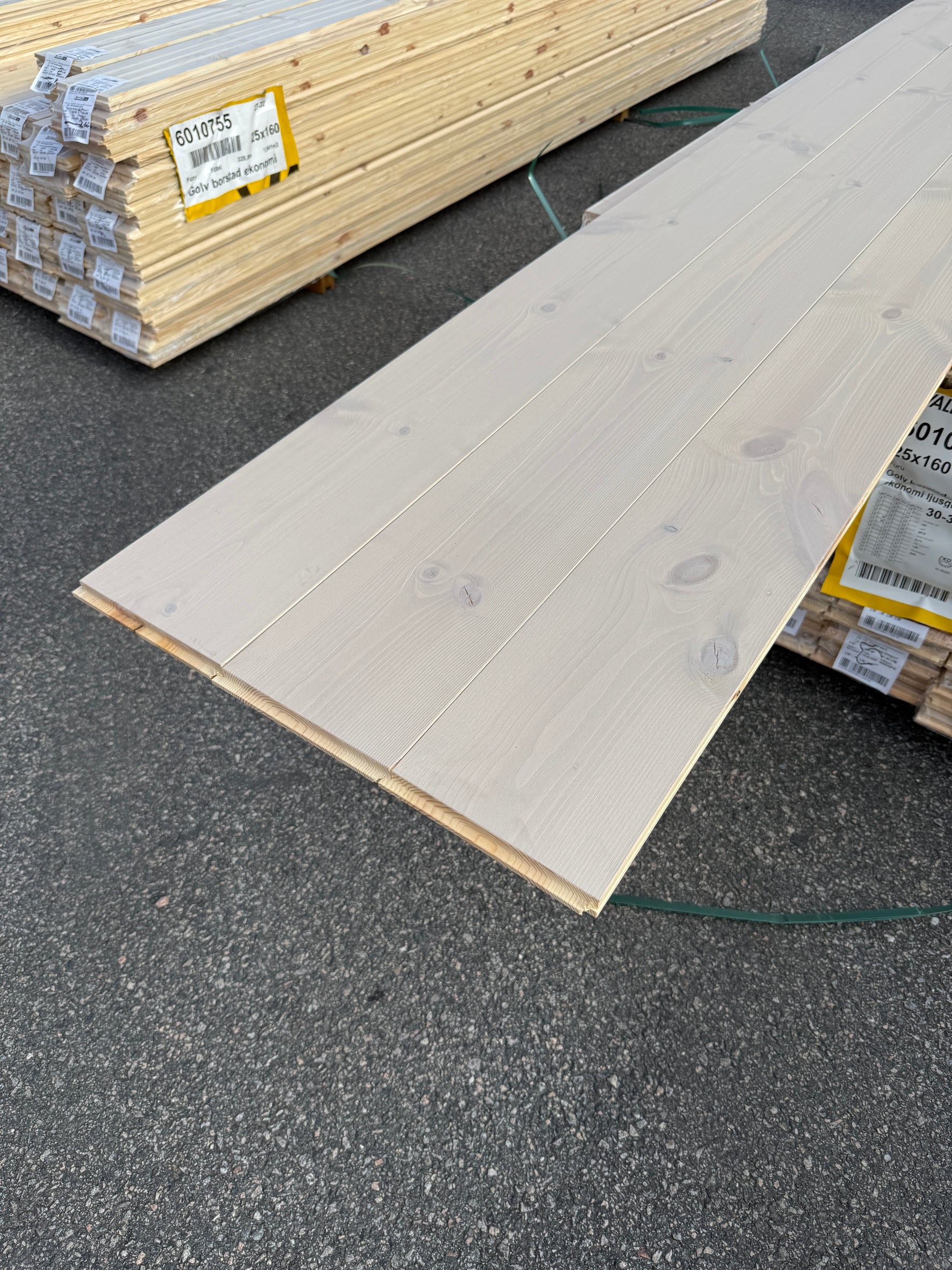 Parti Massivt Furugolv Borstad Ljusgrå Ekonomi 25x160 mm – 51,92 m²