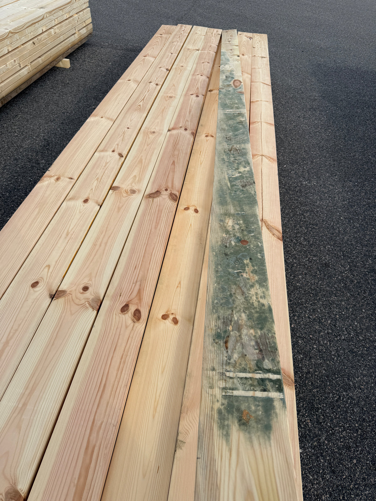 Paket Hyvlade Furu Brädor 36x148mm 4,20–4,50m – 63st (Andra sortering)
