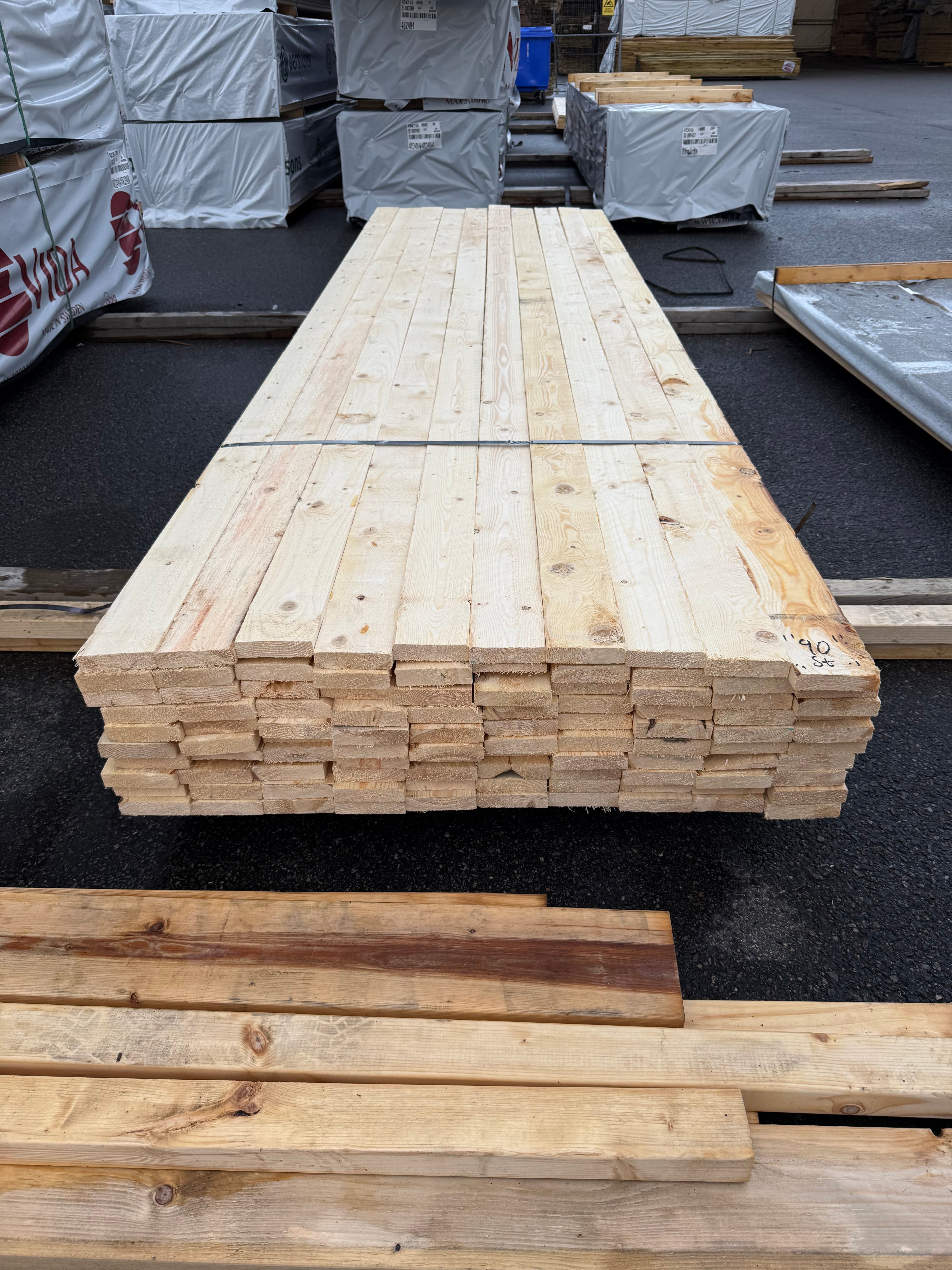 Paket Brädor Råsågade 25x100mm – 82st (3,60 m, Gran, Vankant/Bark)