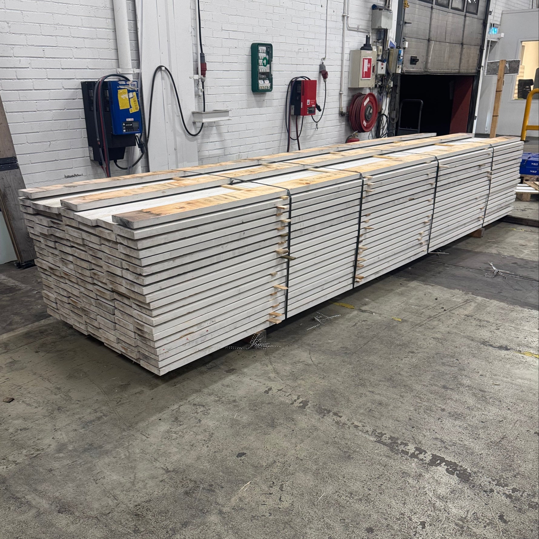 Paket Finsågad Panel 28x145mm- 4.20m, 129st vit/ljusgrå - Spirec
