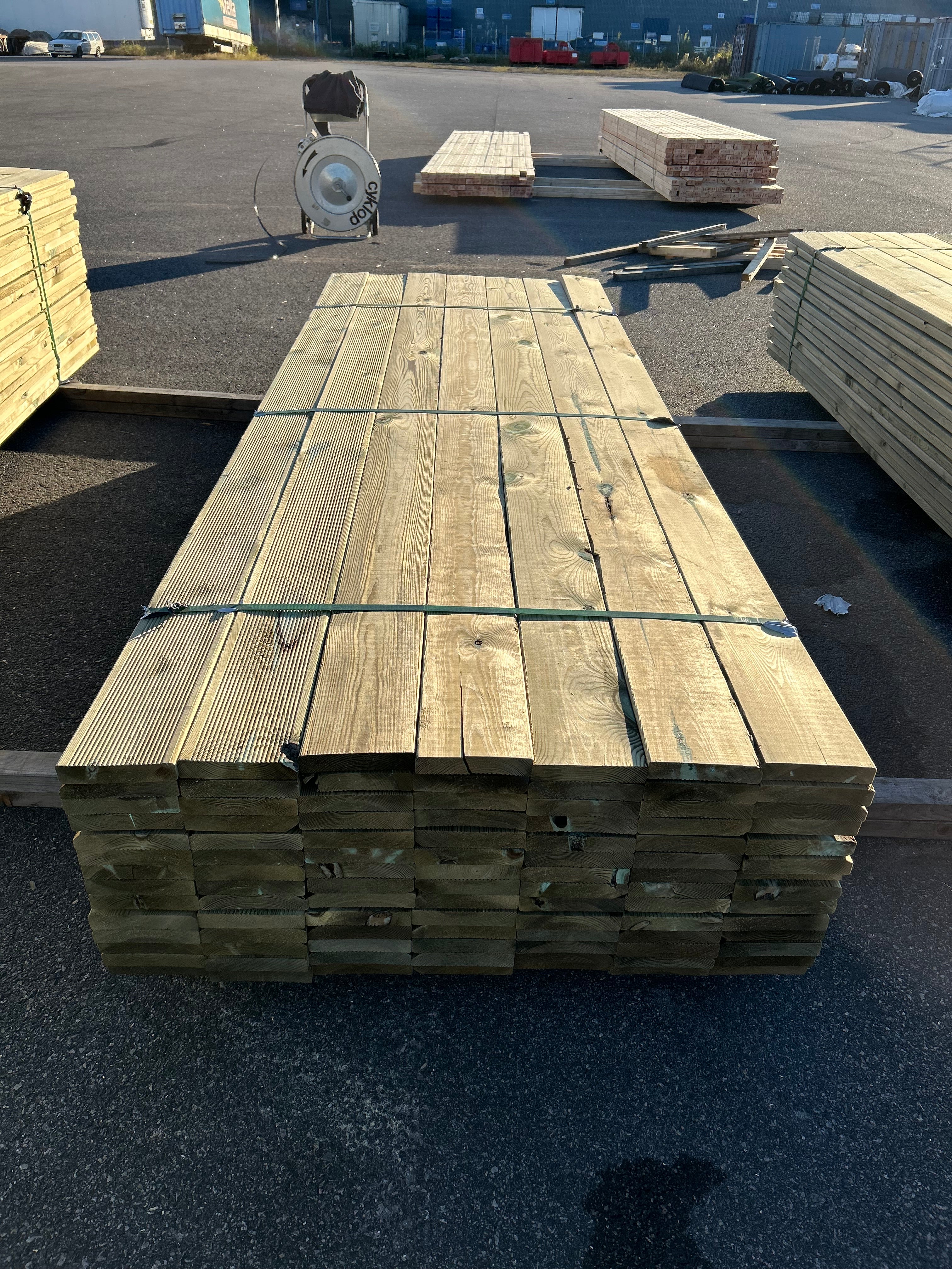 Paket Rillad Trall 28x145mm – 98 st (3,00 m, furu, NTR AB, B-sort)