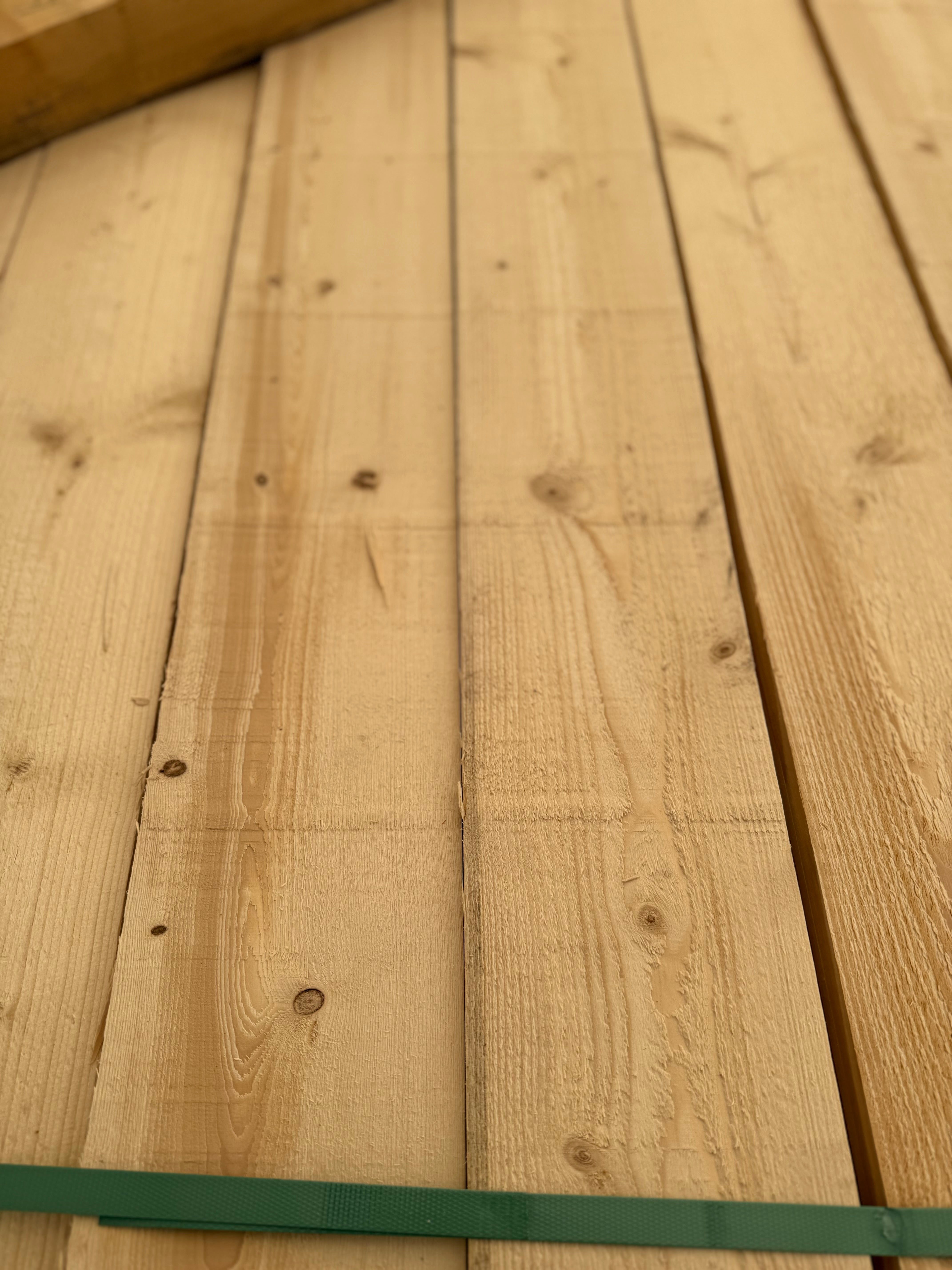 Paket Råsågade Brädor 23x150mm 5.40m 196st OBS! Revor