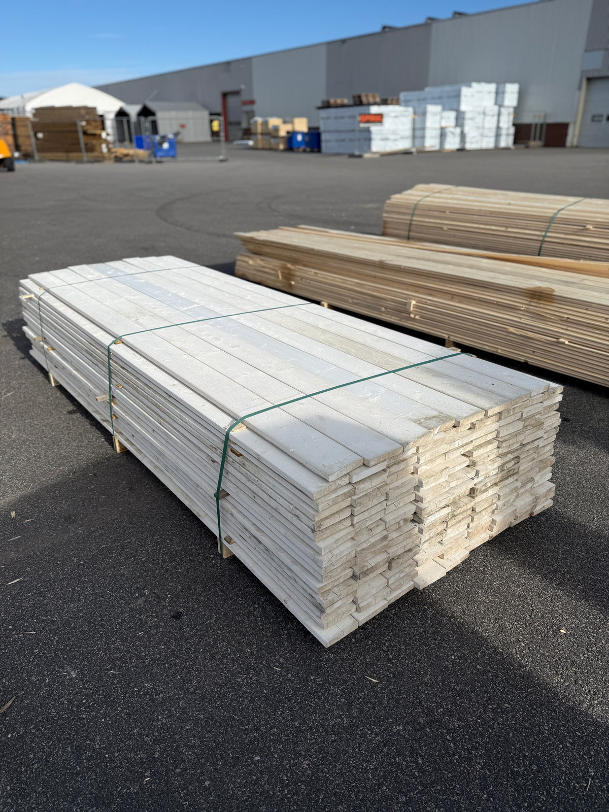 Paket Finsågade Brädor 22x120mm 3,00m 143st Grundmålade