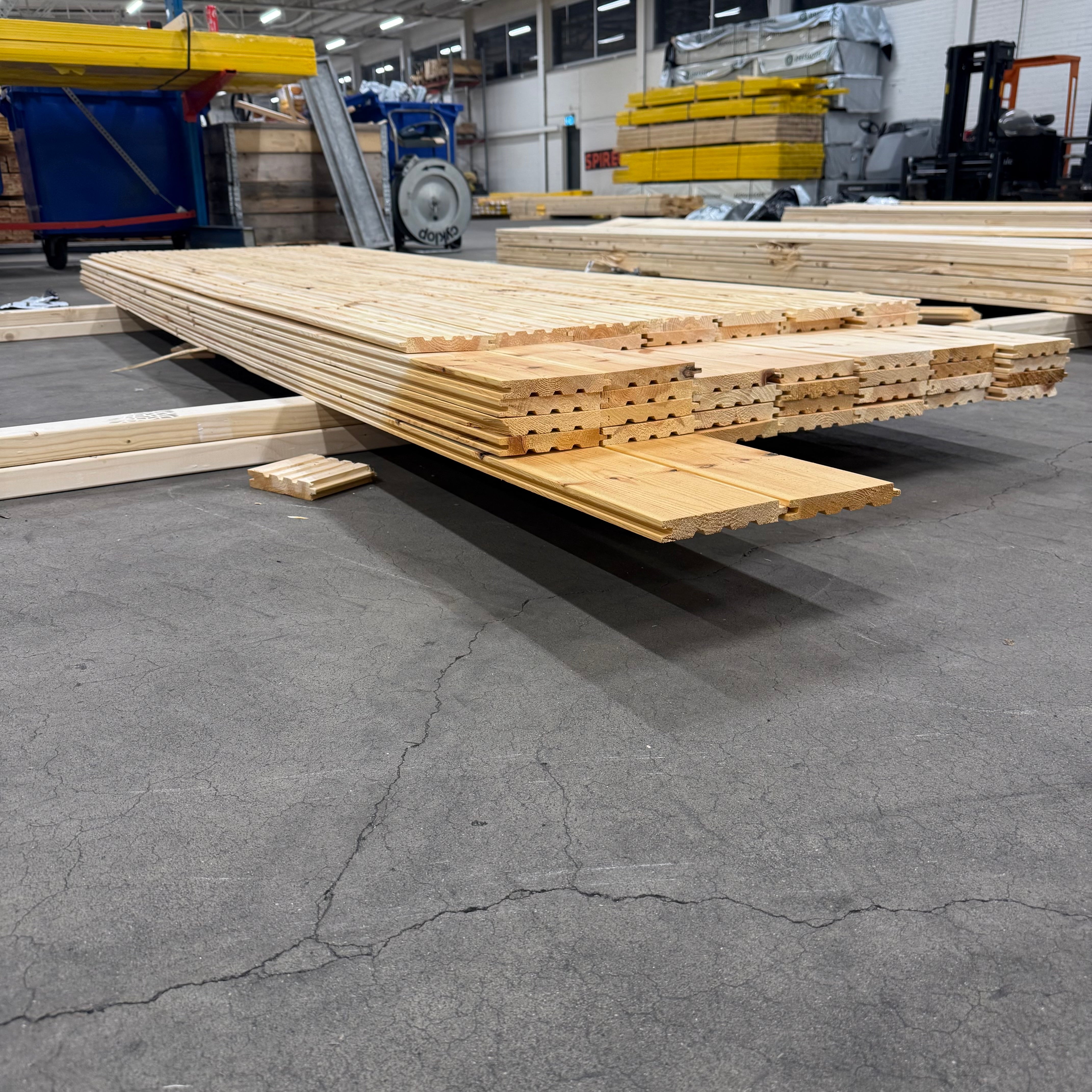 Paket Golvträ 22x148mm Furu med fas – 42 st (3,3–3,9 m, utskott)