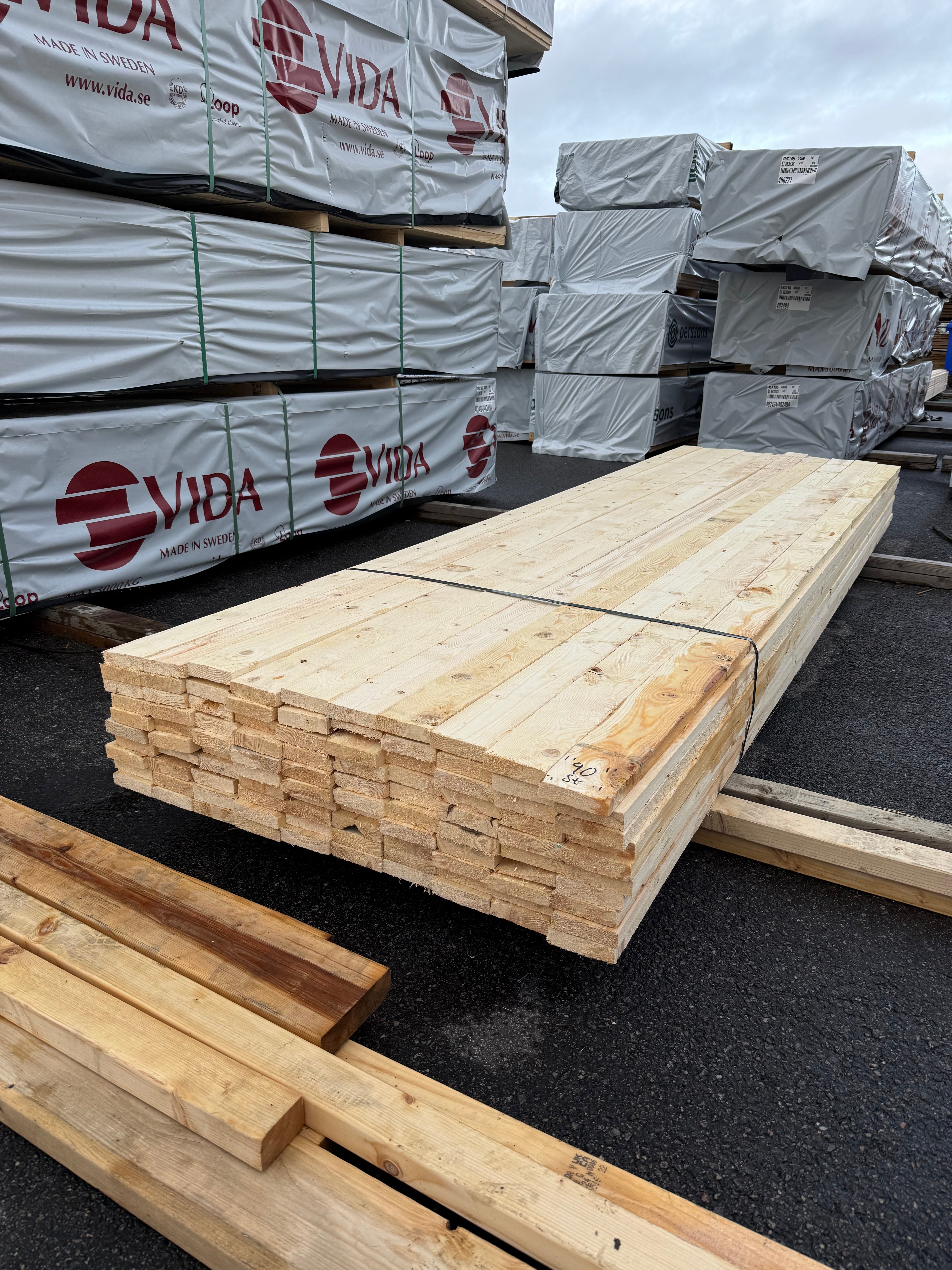 Paket Brädor Råsågade 25x100mm – 82st (3,60 m, Gran, Vankant/Bark)