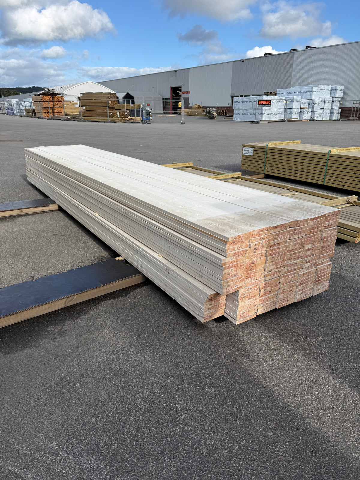 Paket Finsågade Brädor 22x170mm, 150st 5,40m Grundmålade