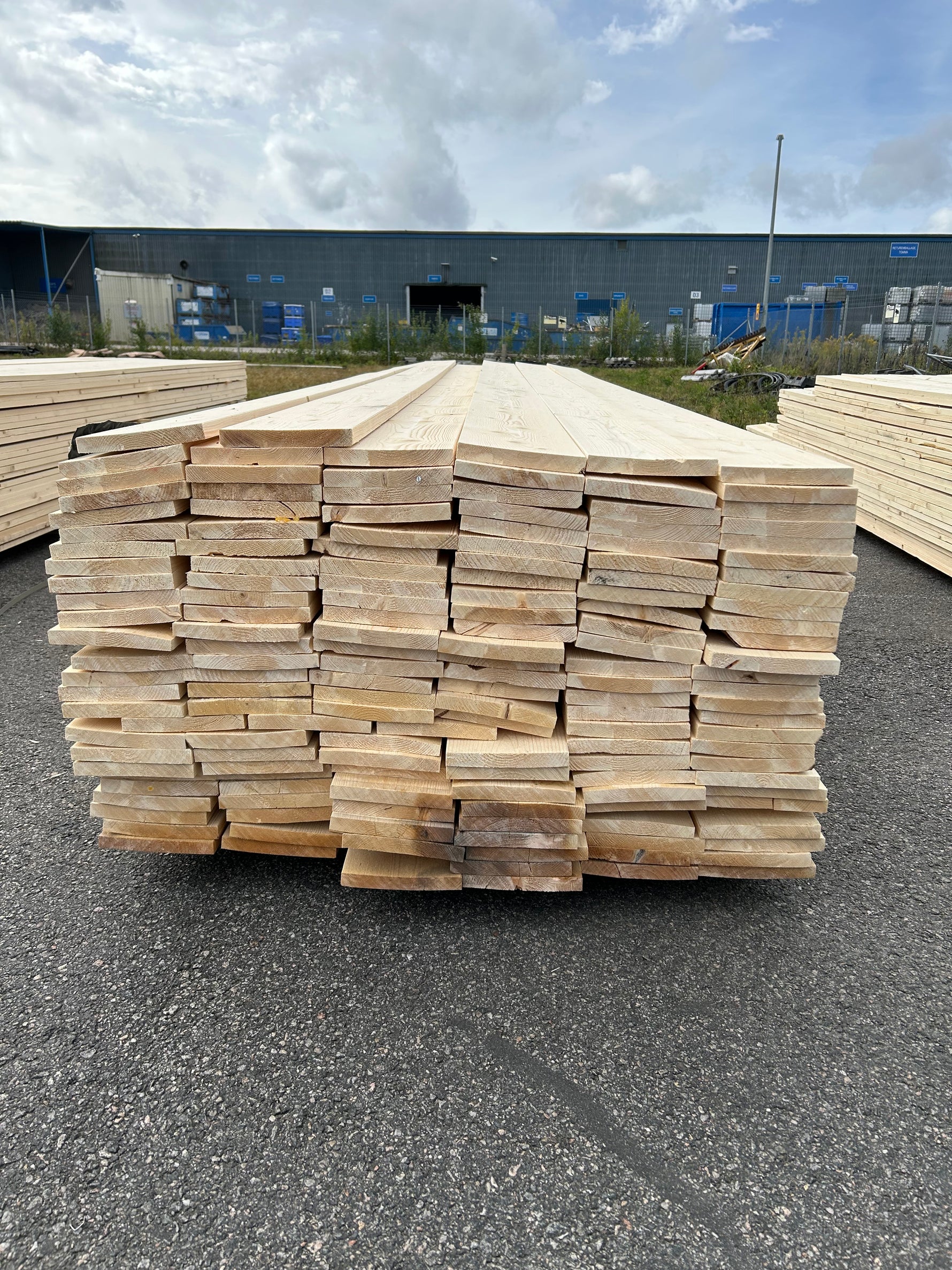 Paket Finsågade Brädor 22x170 mm – 4,20–5,40 m (Andra sortering)