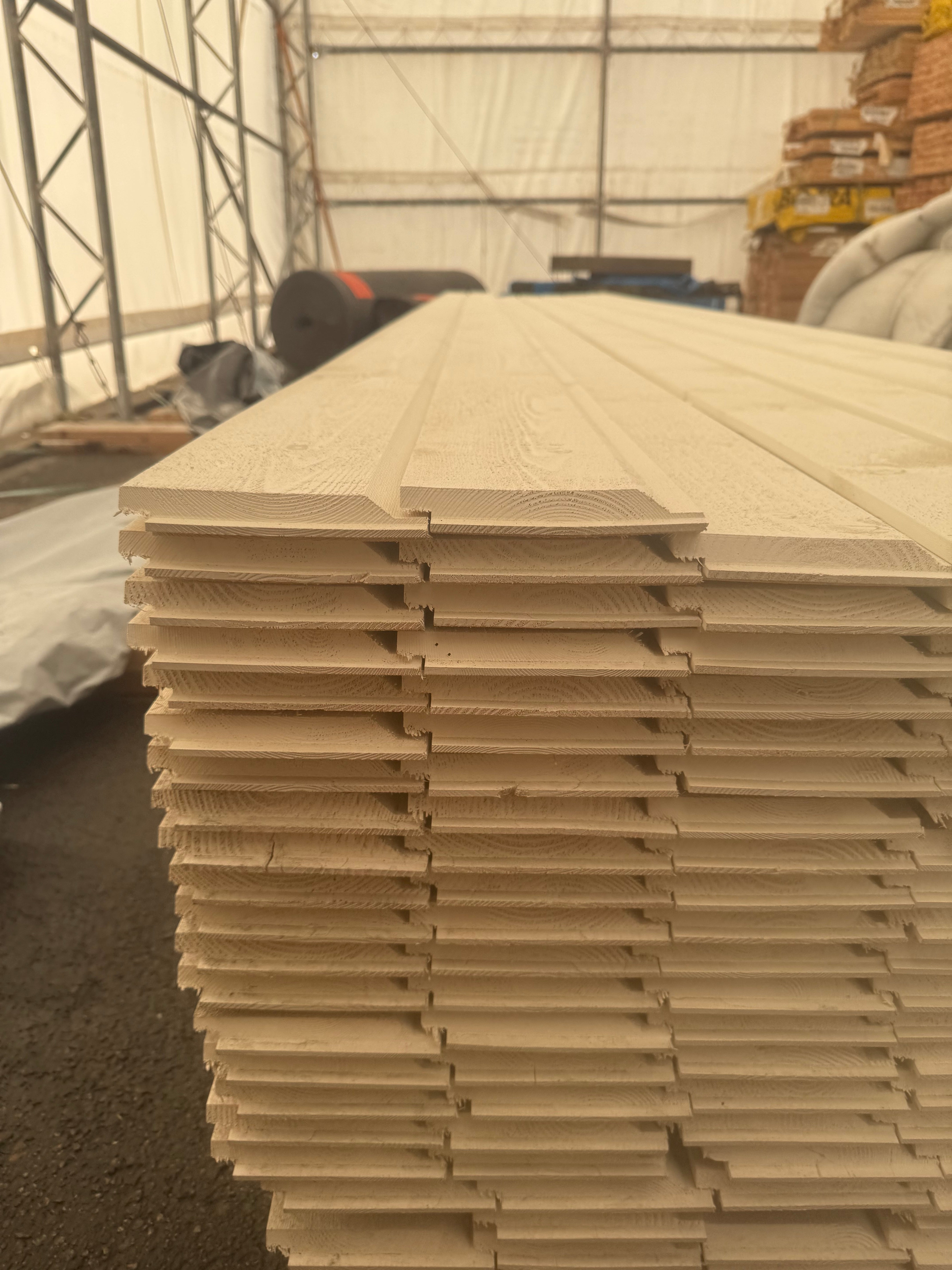 Paket Falsad Enkelfas 21x145 mm – 5,40 m – 156 st – Vit Grund + Mellanstruken (Alkydoljefärg)