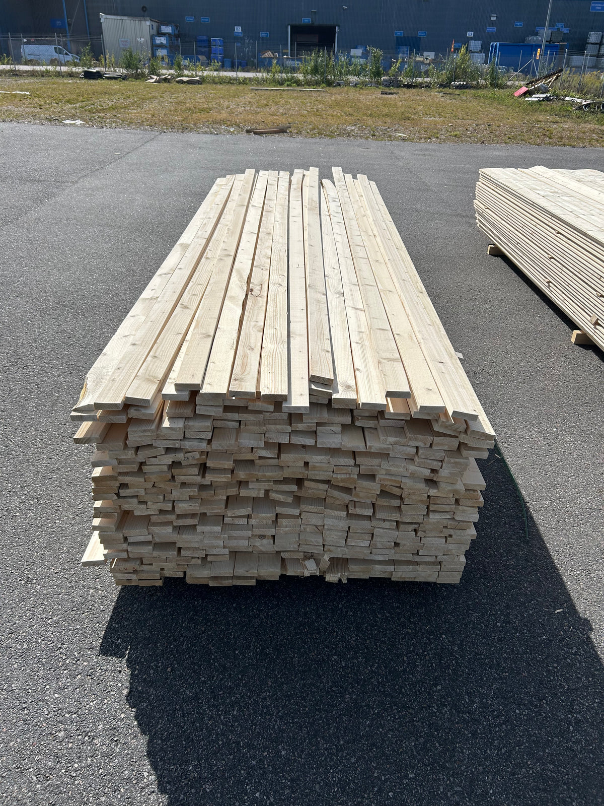 Parti Finsågade Brädor 22x70 mm – 3,60–4,80 m (Andra sortering)